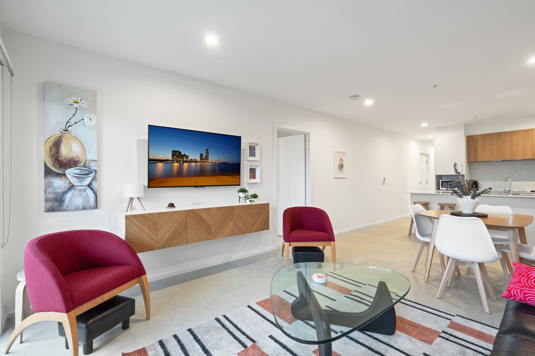 Stylish 2-Bed Townhouse with Balcony