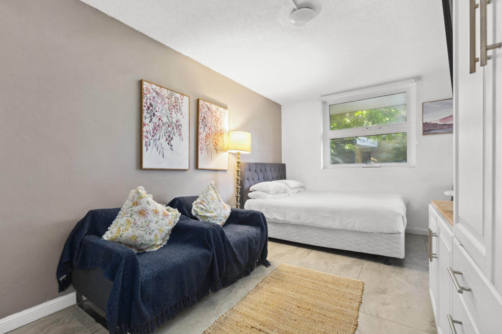 Bed Linen, Hot Water, Internet Access DSL, Safe, Wardrobe, Kitchen(dining table, stove, electric kettle, toaster, coffee machine, microwave, fridge), bedroom(Queen Bed), bathroom(hairdryer, Towels/Sheets (Incl.), shampoo, body soap), First Aid, TV, tumble dryer, heating, iron, Essentials, dishes and cutlery, Carbon monoxide detector, Coffee, Conditioner, Long term stays allowed, Room-darkening shades, Shower gel, Washer in common space, Wine glasses