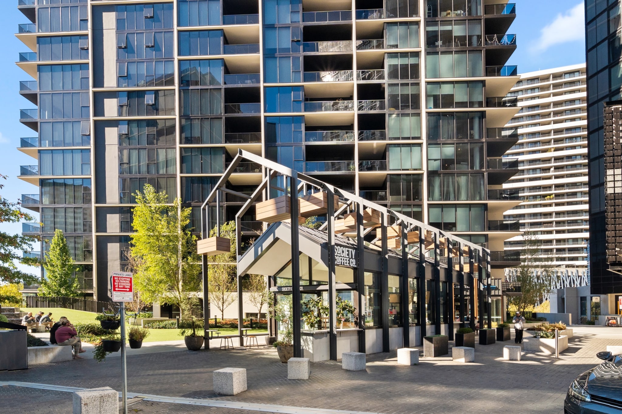 Sleek 2-Bed Apartment with Rooftop Garden Access