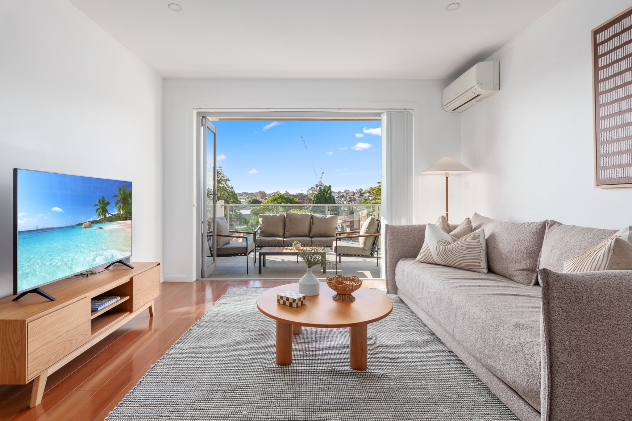 Bright 2-Bed Apartment with Balcony & Garage