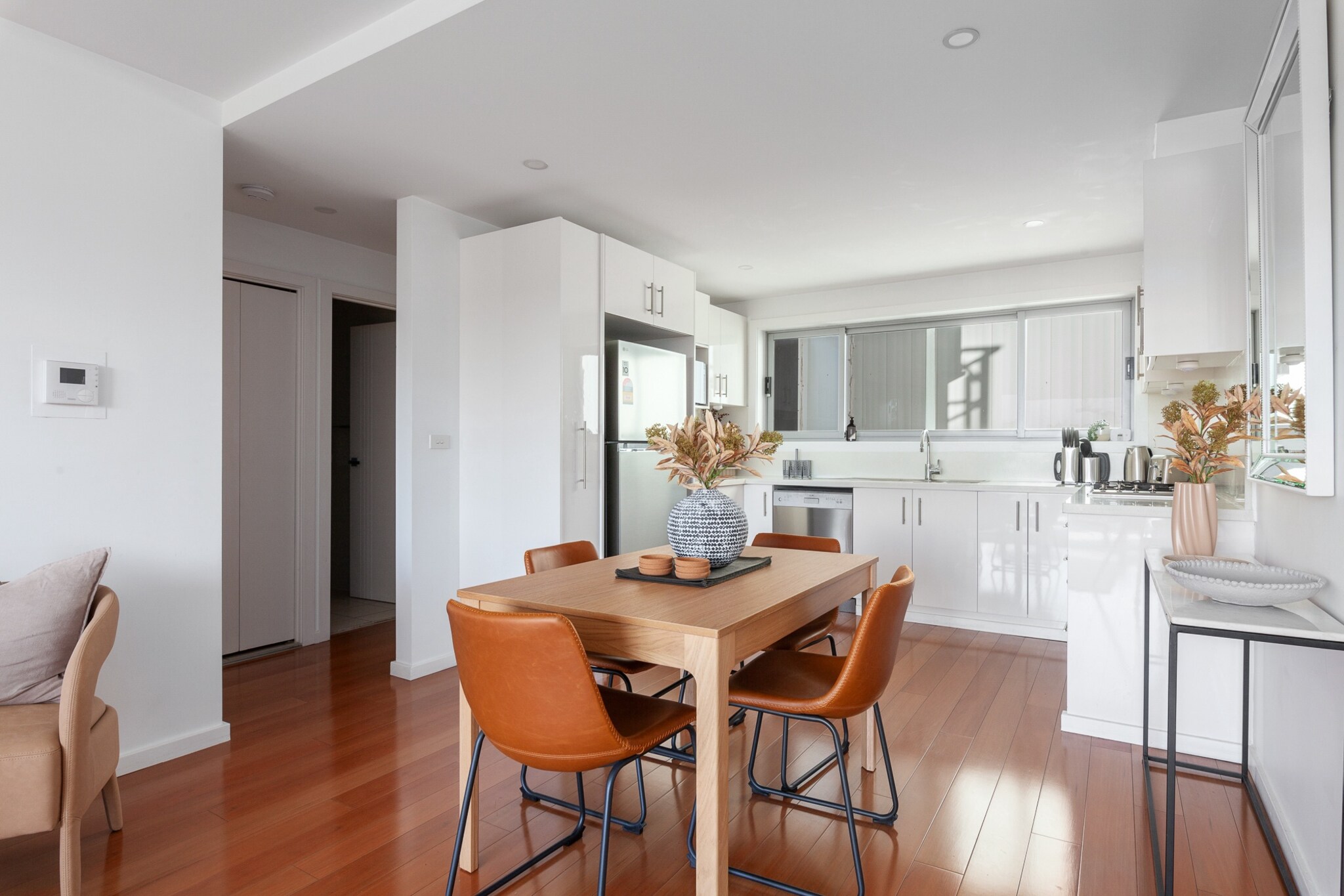 Bright 2-Bed Apartment with Balcony & Garage