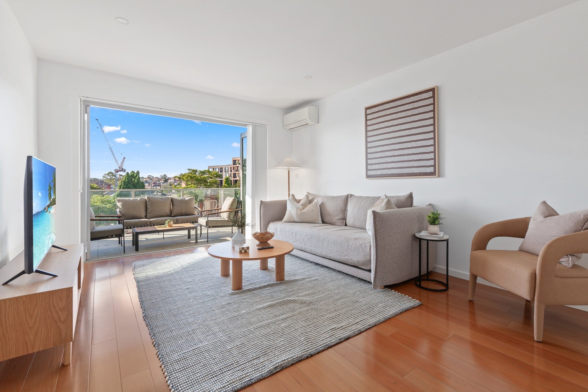 Bright 2-Bed Apartment with Balcony & Garage