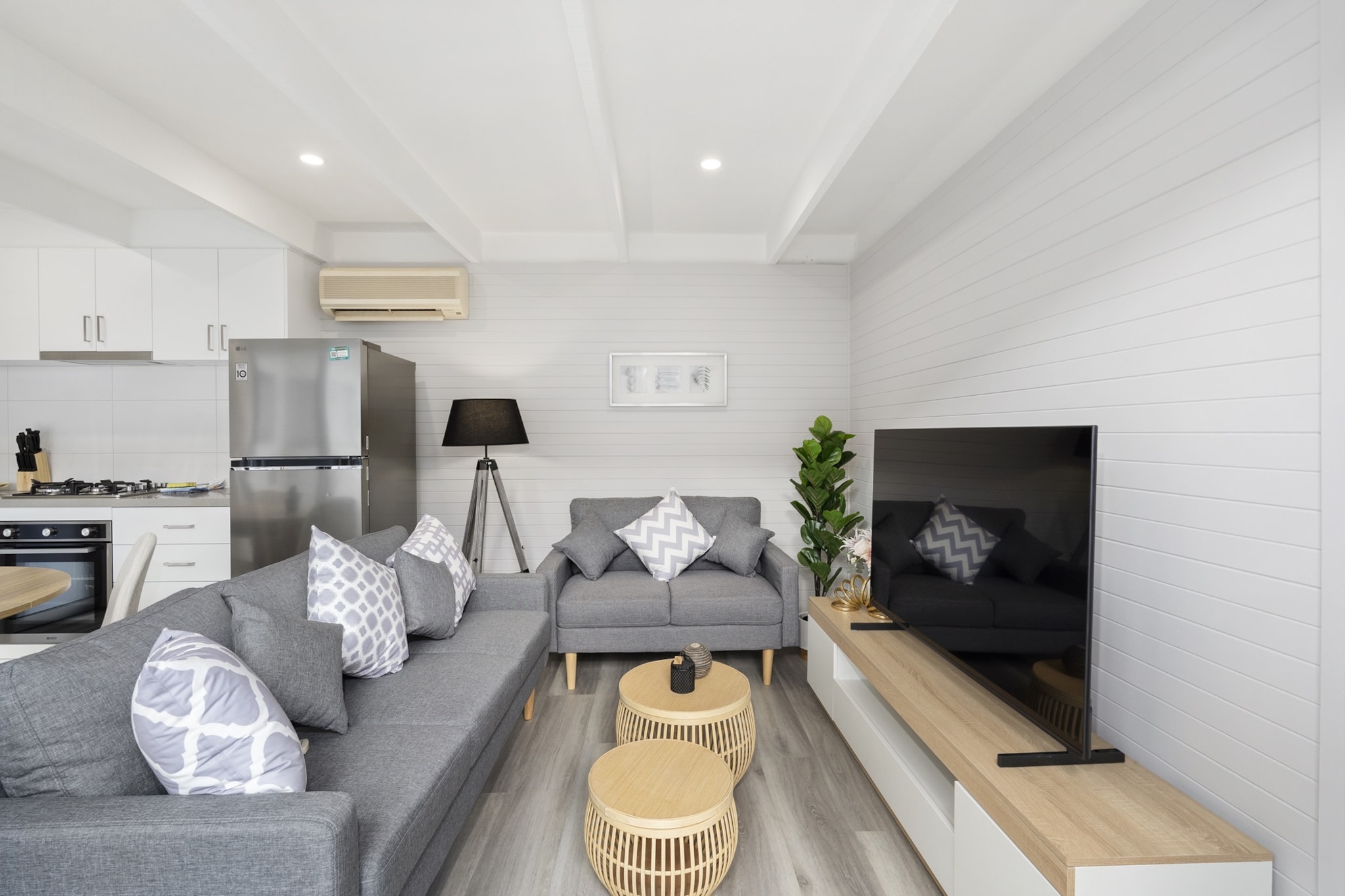 2-Bed Rosebud Apartment with BBQ & Garden