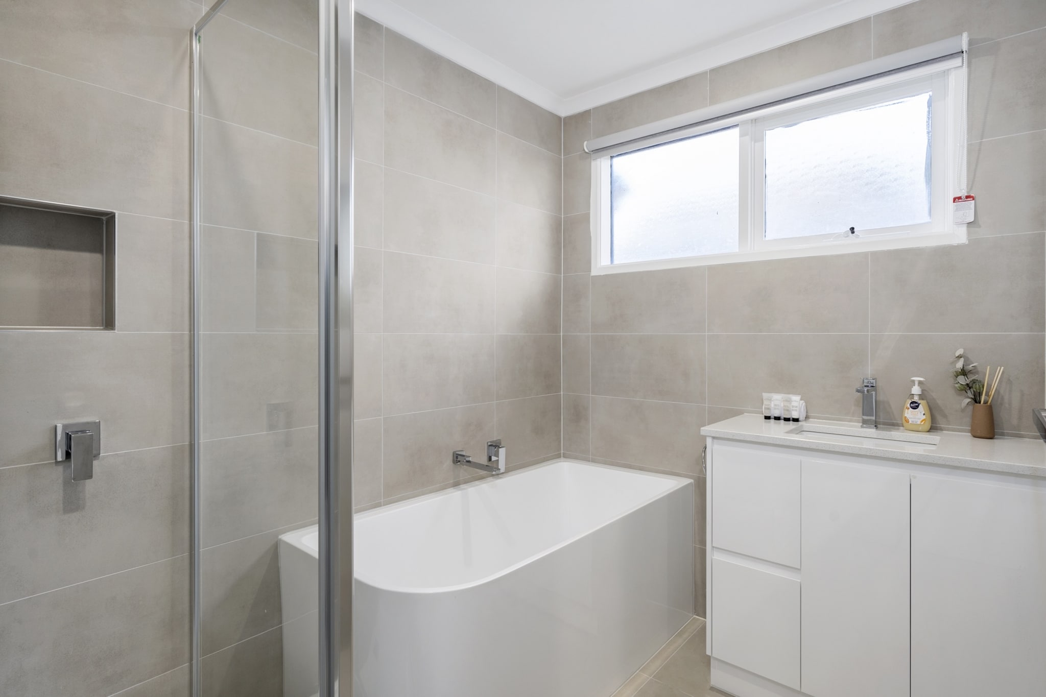 Bed Linen, Hot Water, Internet Access DSL, Wardrobe, Living room(TV, seating area, air conditioning), Kitchen(dining table, stove, electric kettle, toaster, coffee machine, oven, microwave, dishwasher, freezer, dishes and cutlery, Coffee), bedroom(Queen Bed), bedroom(2x single bed), bathroom(bath tub, washbasin, toilet, hairdryer, Towels/Sheets (Incl.), shampoo, body soap, Essentials, Conditioner, Shower gel), First Aid, Beach, Indoor play area, Play area, tumble dryer, washing machine, heating, iron, Carbon monoxide detector, Long term stays allowed, Near Ocean, Room-darkening shades, Wine glasses