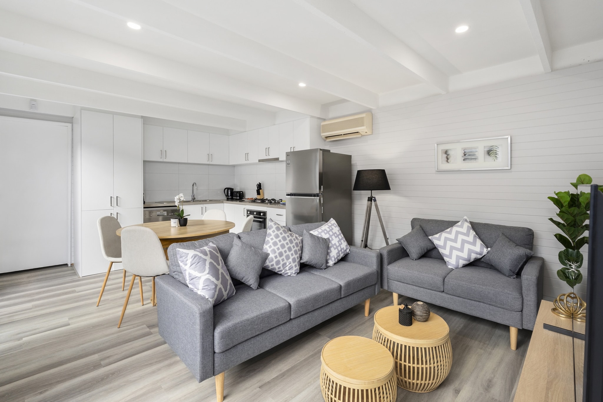 2-Bed Rosebud Apartment with BBQ & Garden