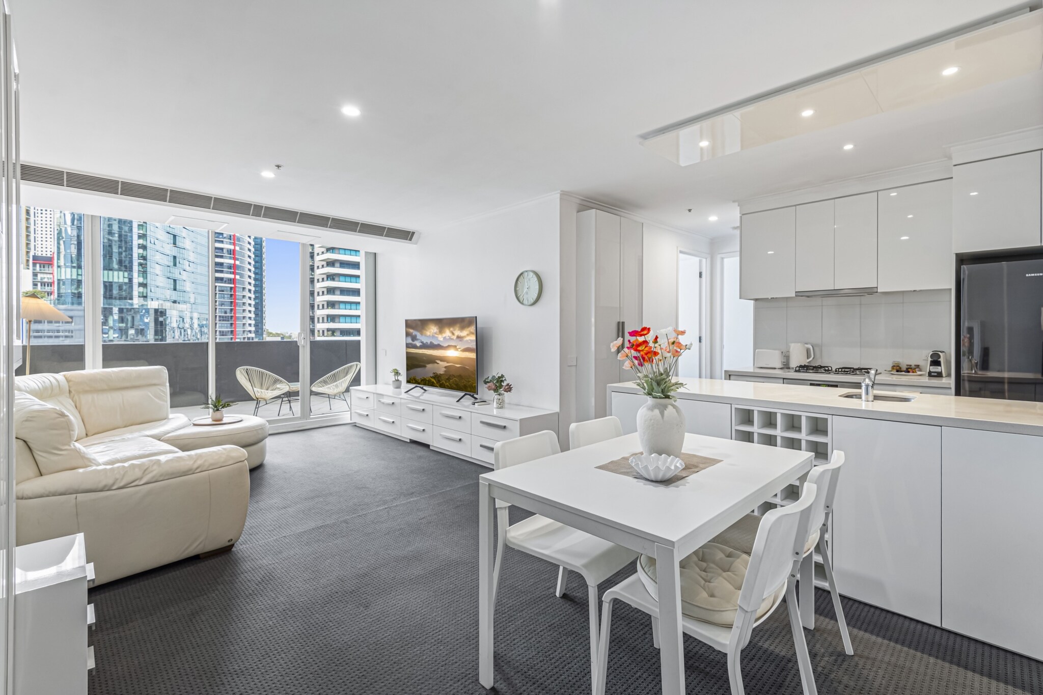 Stylish Southbank Stay with Views, Pool & Gym