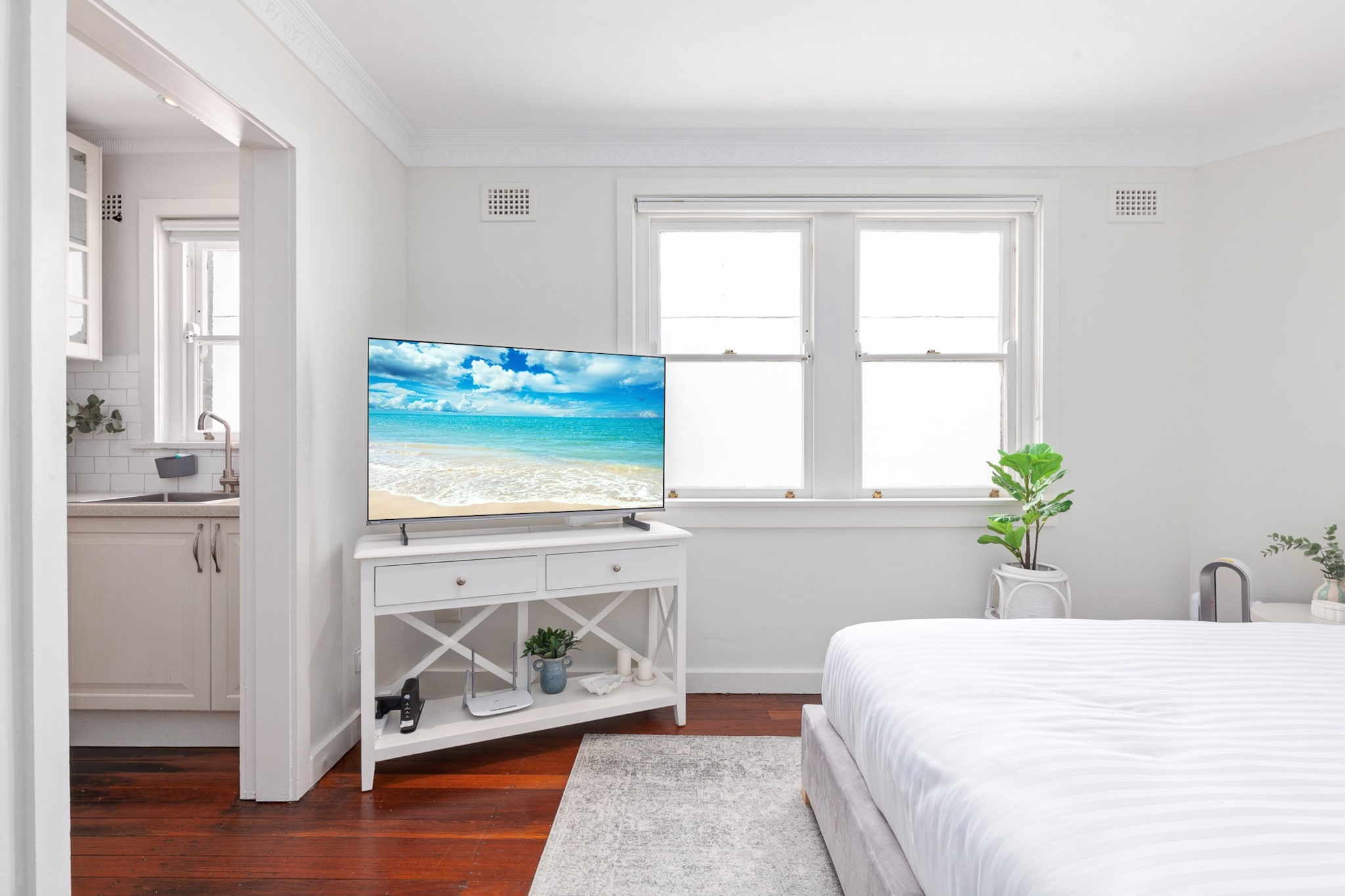 Fan, Hot Water, Internet Access DSL, Wardrobe, Kitchen(dining table, stove, electric kettle, toaster, coffee machine, microwave, fridge, freezer, dishes and cutlery, Coffee, Wine glasses), bedroom(Bed Linen, Room-darkening shades, Queen Bed), bathroom(hairdryer, Towels/Sheets (Incl.), shampoo, body soap, Conditioner, Shower gel), First Aid, TV, tumble dryer, iron, Essentials, Carbon monoxide detector, Long term stays allowed, Town, Washer in common space