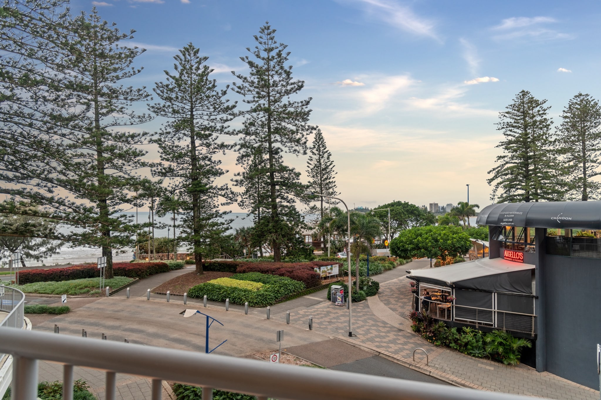 Stylish 3BR Oceanfront Stay by Mooloolaba Esp