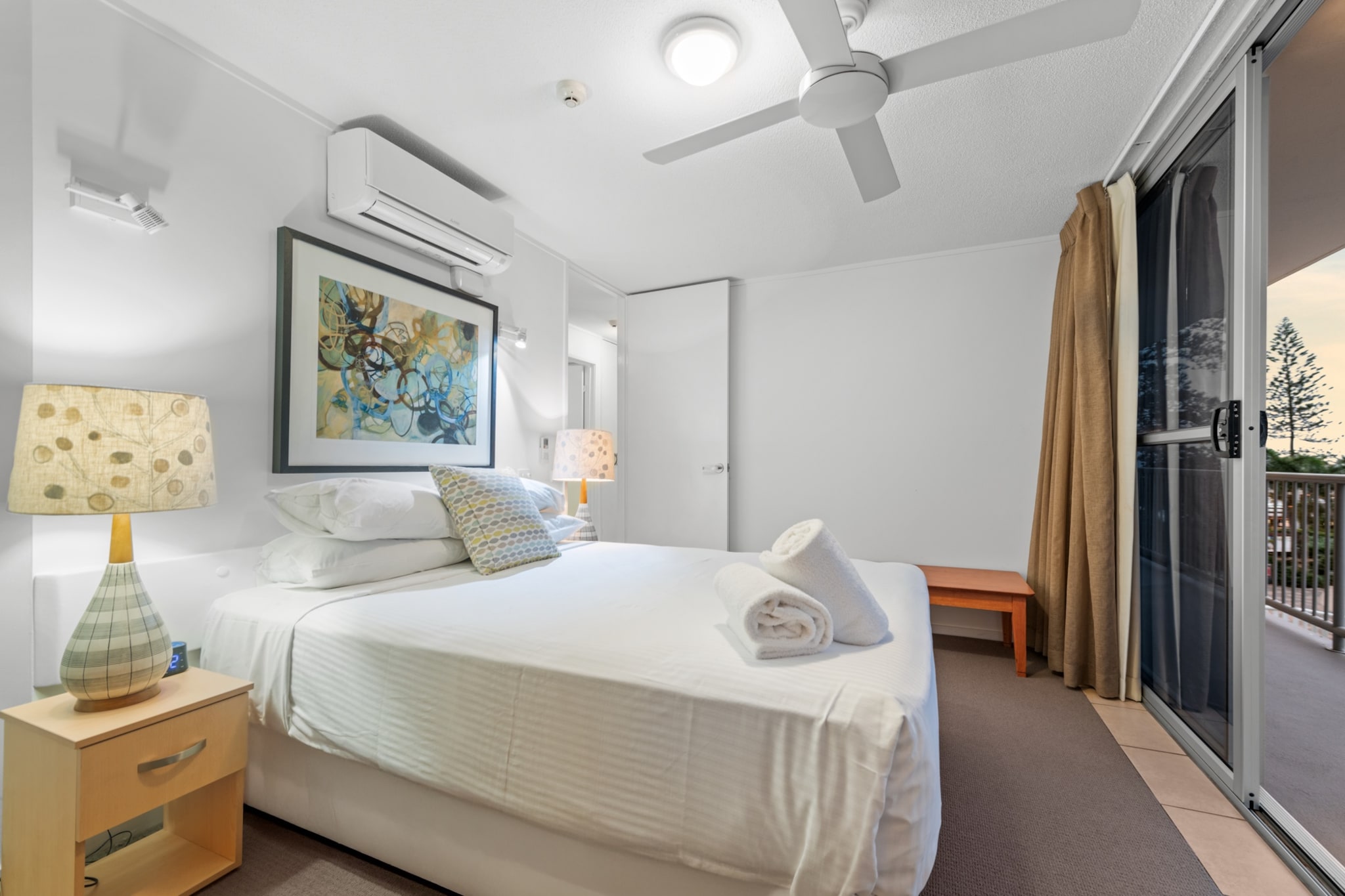 Bed Linen, Desk, Elevator, Fan, Hot Water, Safe, Wardrobe, Living room(TV, air conditioning), Kitchen(stove, electric kettle, toaster, coffee machine, oven, microwave, dishwasher, fridge, dishes and cutlery, Coffee), bedroom(air conditioning, Queen Bed), bedroom(air conditioning, Queen Bed), bedroom(single bed, double bed, air conditioning), bathroom(shower, washbasin, toilet, hairdryer, Towels/Sheets (Incl.), shampoo, body soap, Essentials, Shower gel), bathroom(shower, washbasin, toilet, hairdryer, Towels/Sheets (Incl.), shampoo, Essentials), First Aid, Beach, Play area, dining table, tumble dryer, bath tub, cot, washing machine, balcony or terrace, heating, iron, Conditioner, Long term stays allowed, Near Ocean, Room-darkening shades, Sea view, Wine glasses