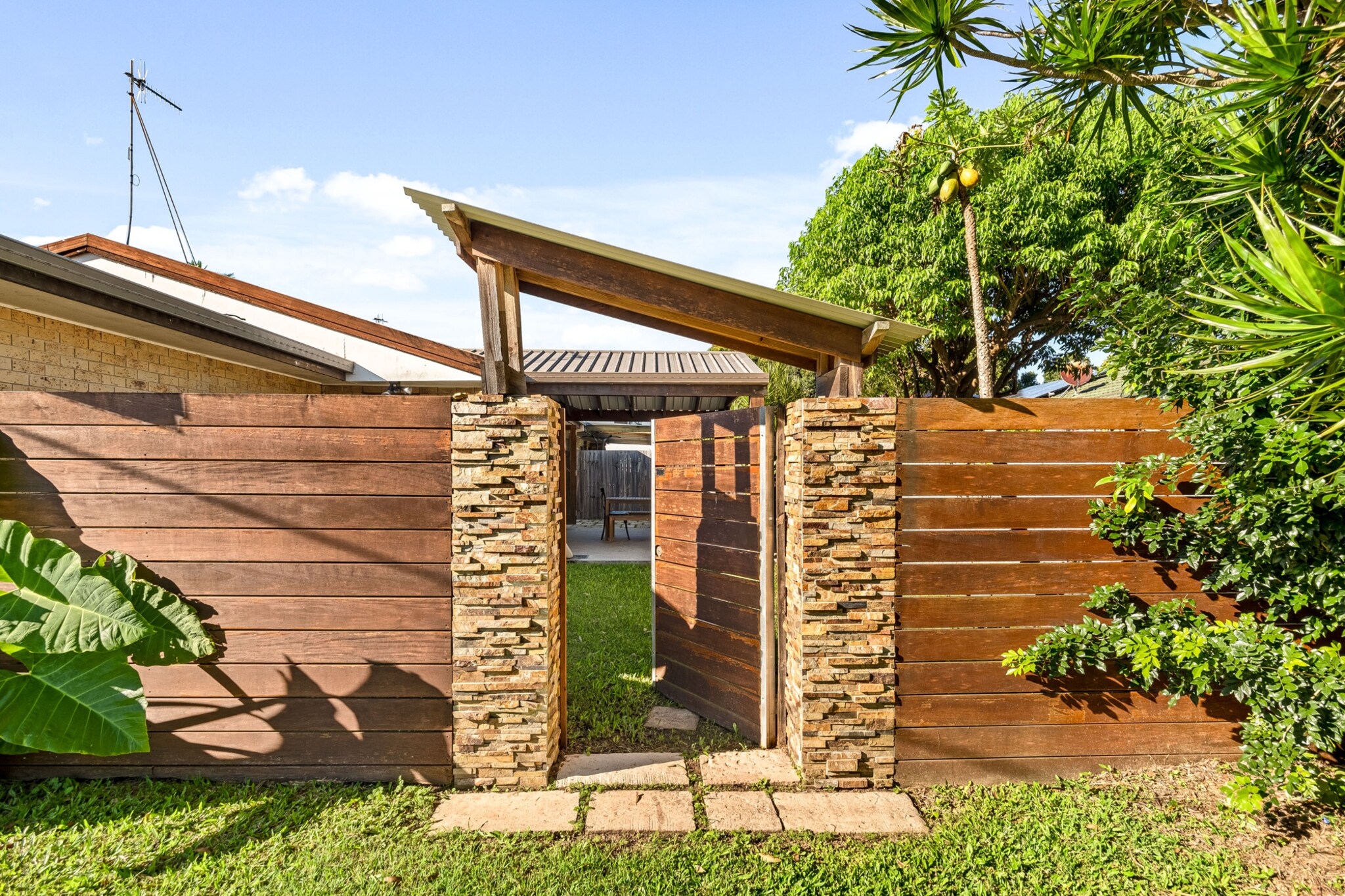 Bed Linen, Fan, Hot Water, Internet Access DSL, Wardrobe, Living room(TV, dining table), Kitchen(stove, electric kettle, toaster, oven, microwave, dishwasher, fridge, freezer), bedroom(Queen Bed), bedroom(2x bunk bed), bathroom(shower, washbasin, toilet), First Aid, Indoor play area, Play area, washing machine, balcony or terrace, heating, air conditioning, iron, hairdryer, Towels/Sheets (Incl.), shampoo, body soap, Essentials, dishes and cutlery, Conditioner, Long term stays allowed, Near Ocean, Room-darkening shades, Shower gel, Wine glasses