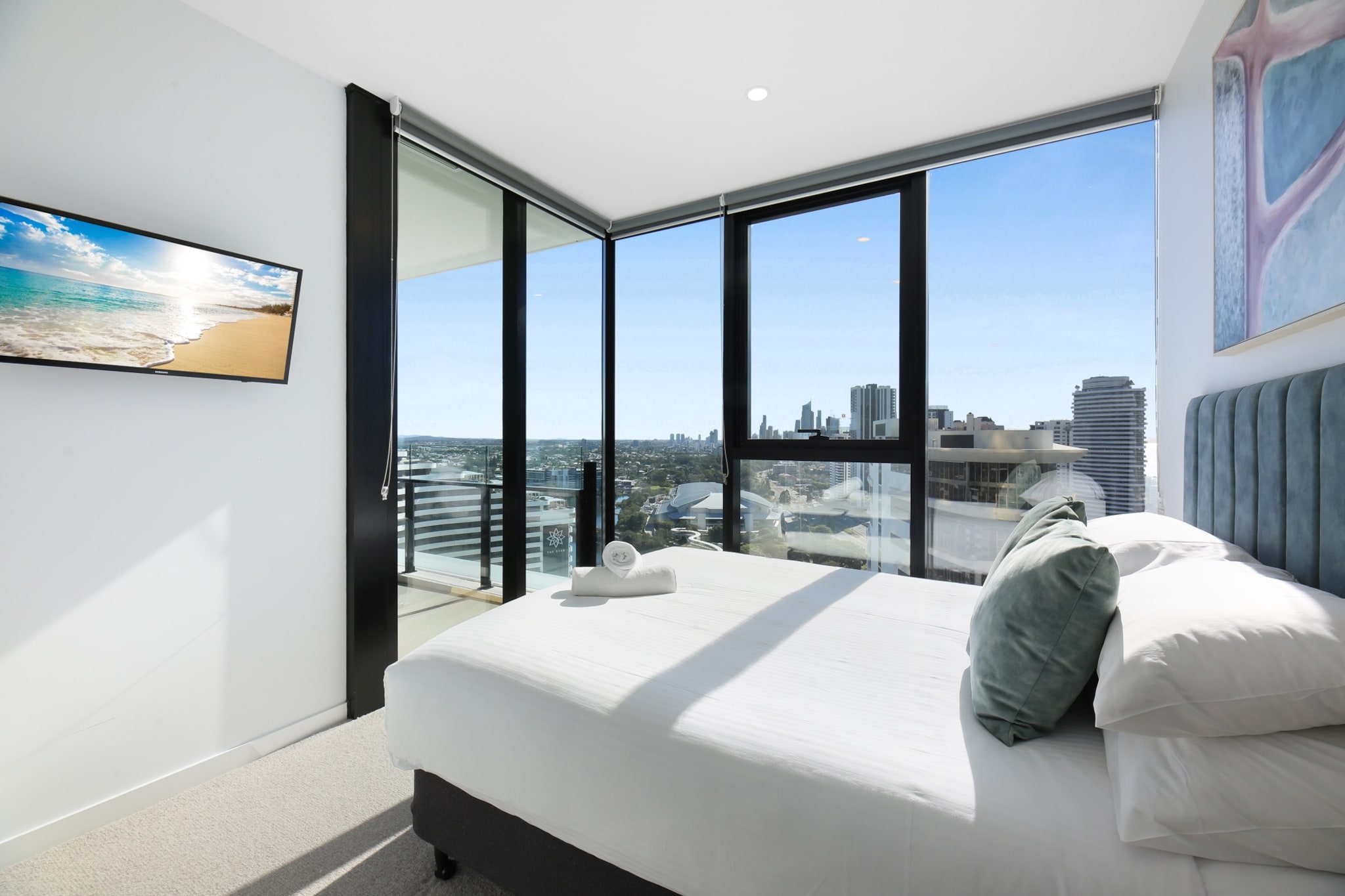 Elegant 2-Bed Broadbeach Hotel with Ocean View