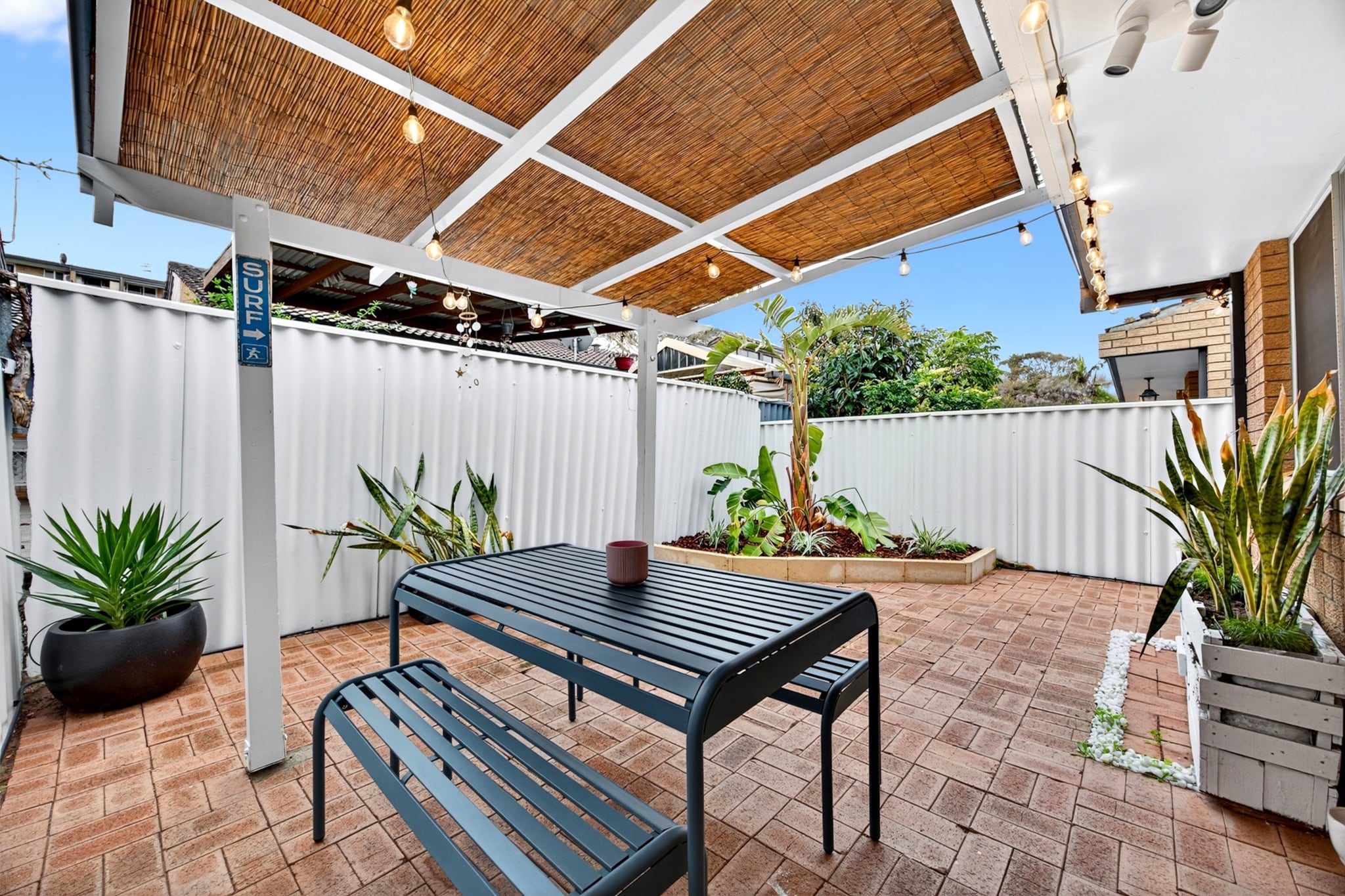 Bed Linen, Fan, Hot Water, Internet Access DSL, Wardrobe, Living room(TV, seating area), Kitchen(dining table, stove, electric kettle, toaster, coffee machine, oven, microwave, fridge, dishes and cutlery), bedroom(double bed), bedroom(2x single bed), bathroom(washbasin, toilet, washing machine, iron, hairdryer, Towels/Sheets (Incl.), shampoo, body soap, Essentials, Conditioner, Shower gel), First Aid, Beach, Play area, freezer, heating, air conditioning, Carbon monoxide detector, Coffee, Long term stays allowed, Near Ocean, Room-darkening shades, Wine glasses