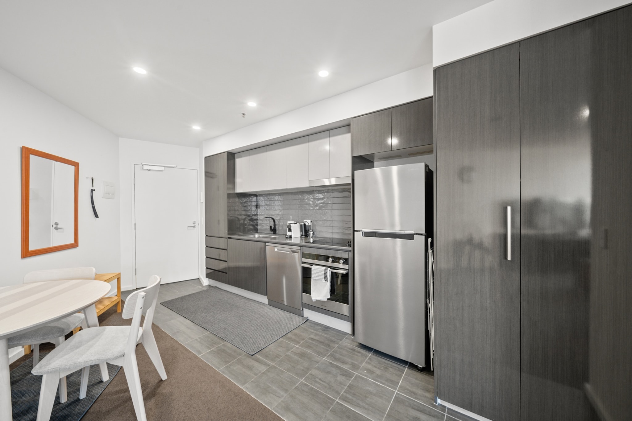 Light-Filled 1-Bed Apartment with Pool & Gym