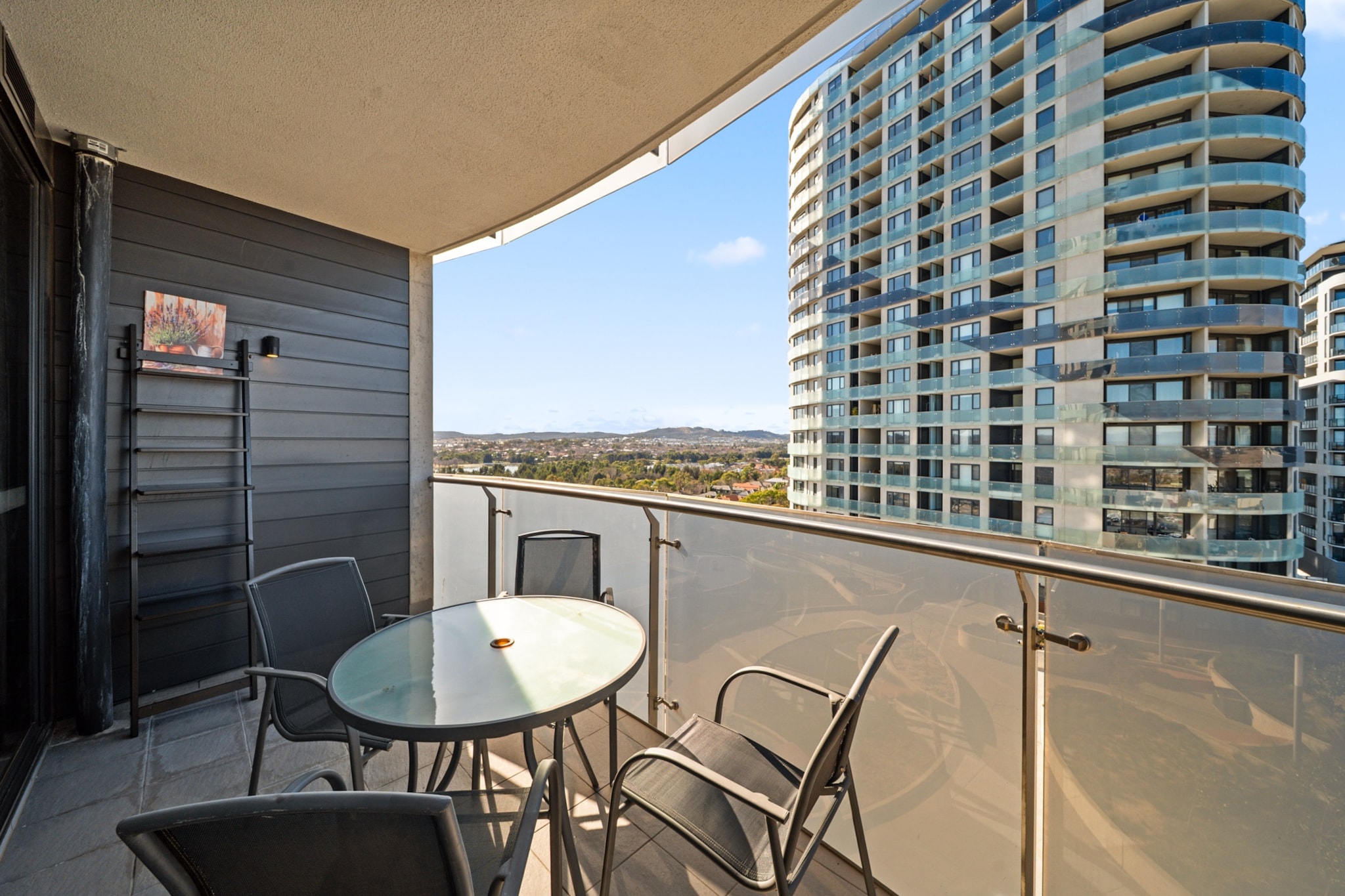 Light-Filled 1-Bed Apartment with Pool & Gym