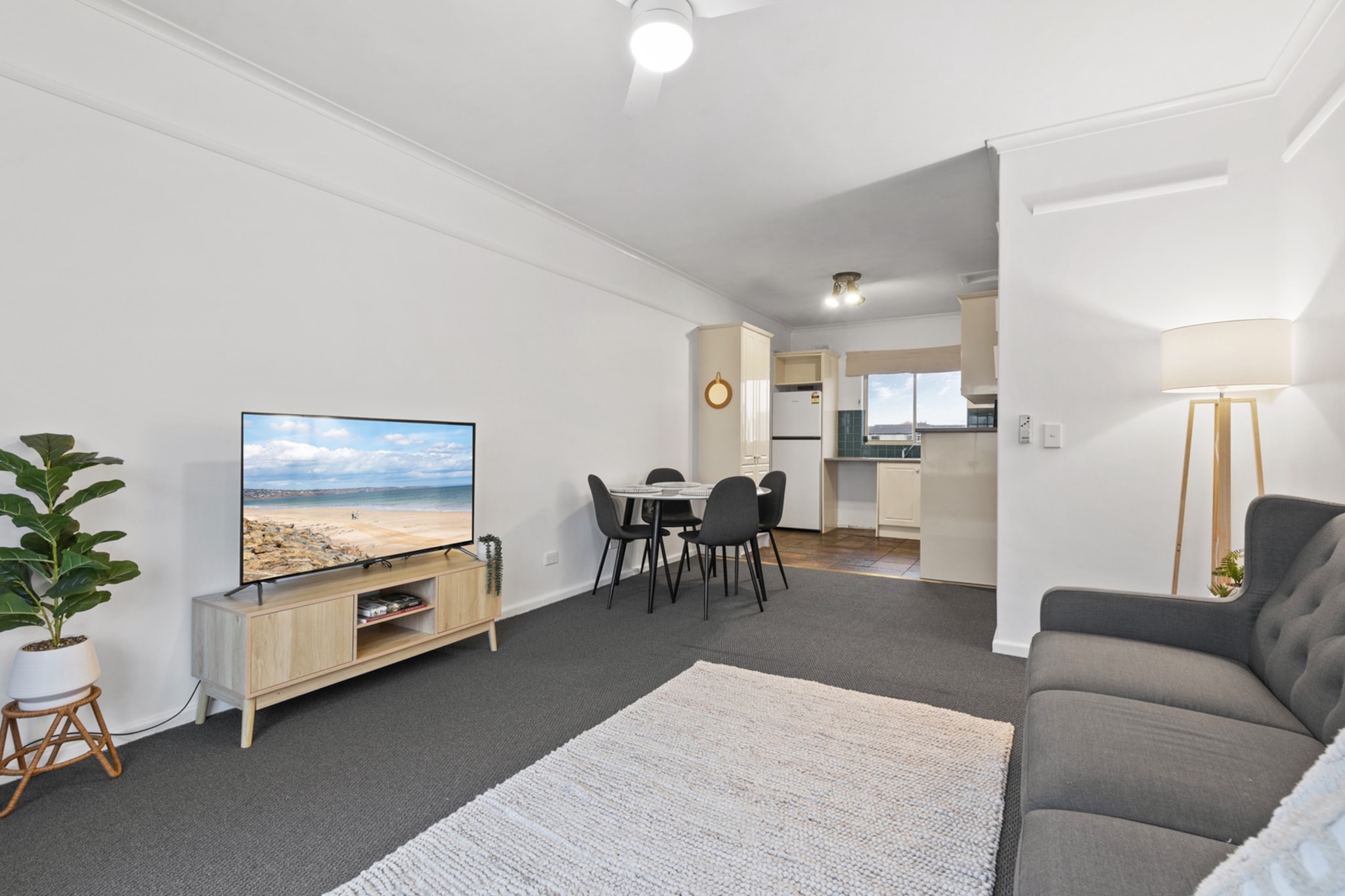 Beachside 2-Bed Apartment with Balcony Views