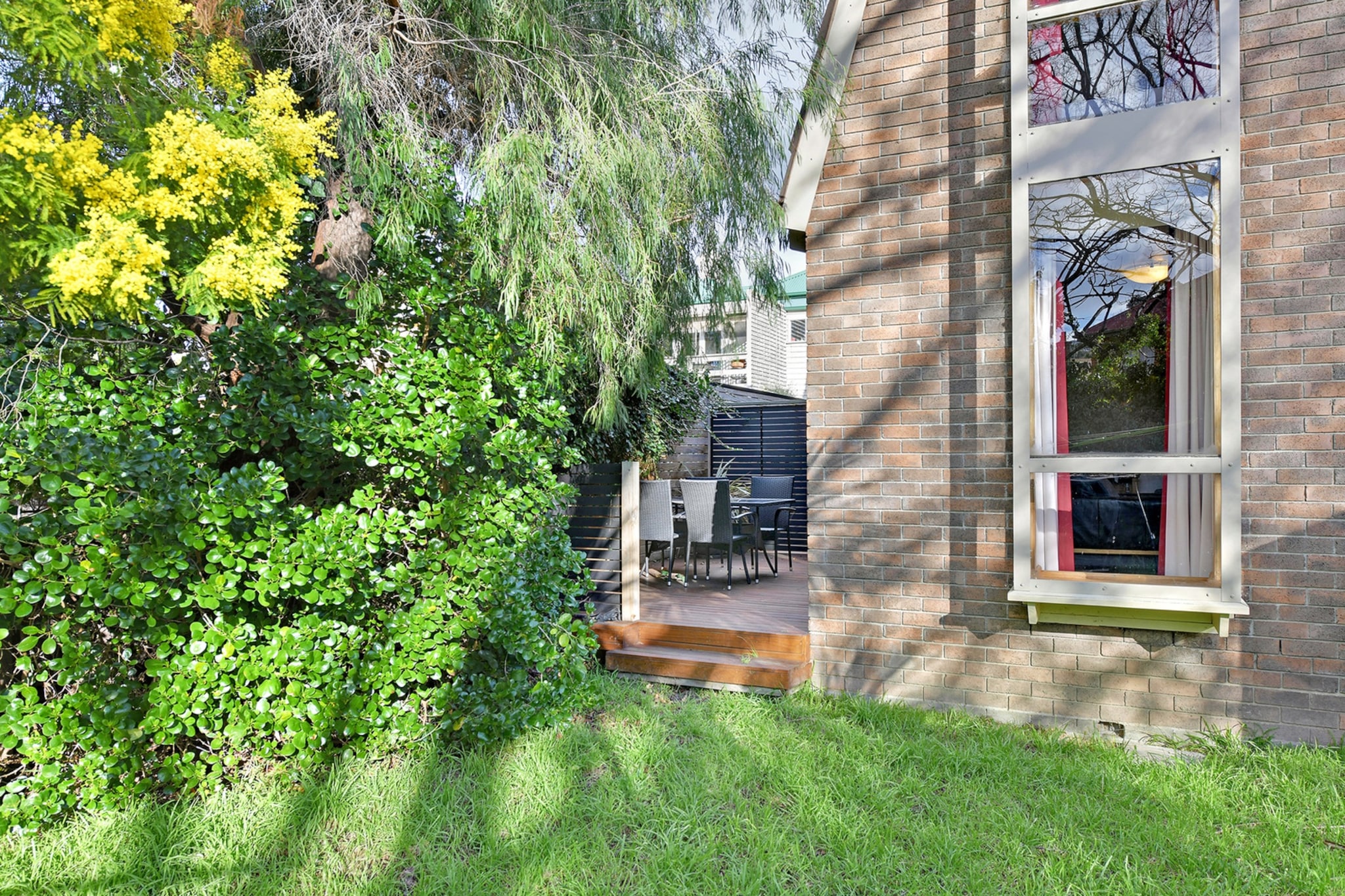 2-Bed Townhouse Retreat in Sandy Bay with Parking