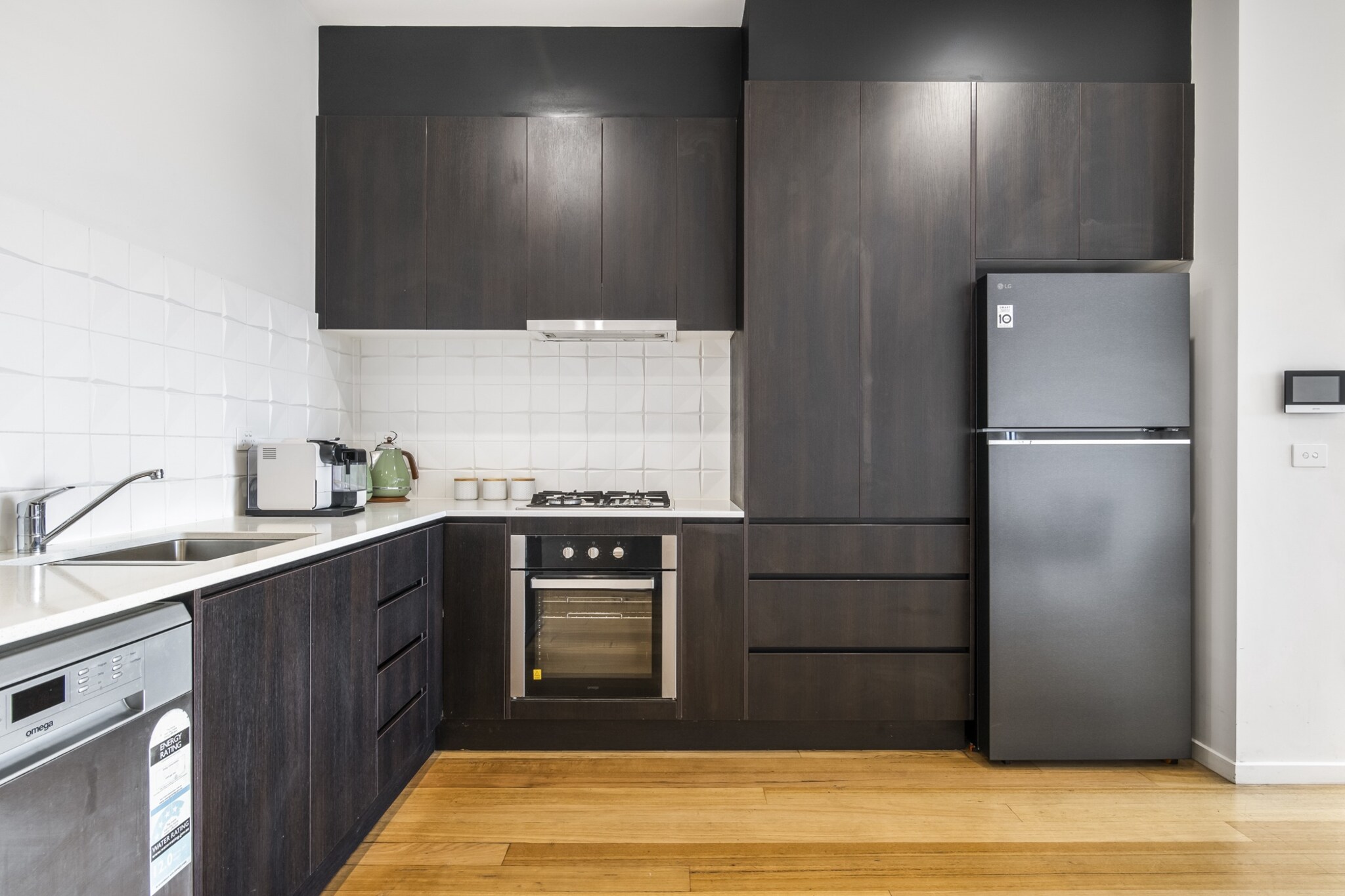 Bed Linen, Desk, Hot Water, Internet Access DSL, Wardrobe, Living room(TV, seating area, air conditioning), Kitchen(dining table, stove, electric kettle, toaster, oven, microwave, dishwasher, fridge, freezer, dishes and cutlery), bedroom(air conditioning, Queen Bed), bedroom(air conditioning, Queen Bed), bedroom(air conditioning, Queen Bed), bathroom(shower, washbasin, toilet, hairdryer, Towels incl., shampoo, body soap, Essentials), bathroom(shower, washbasin, toilet, hairdryer, Towels incl., shampoo, body soap, Essentials), First Aid, Play area, washing machine, heating, iron, Dedicated workspace, Carbon monoxide detector, Long term stays allowed, Room-darkening shades, Wine glasses