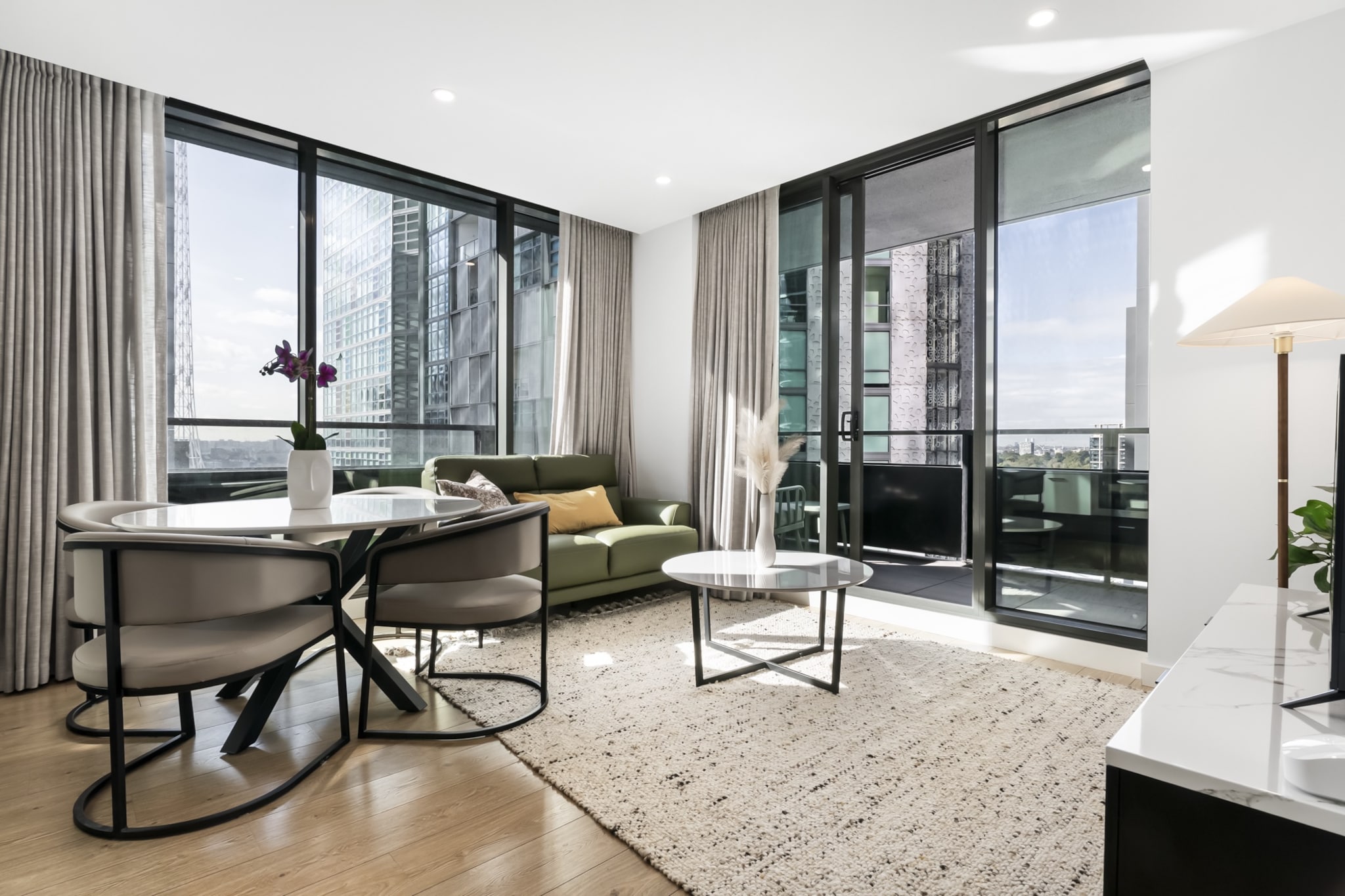 Sleek Southbank 2-Bed Apartment with Balcony Views