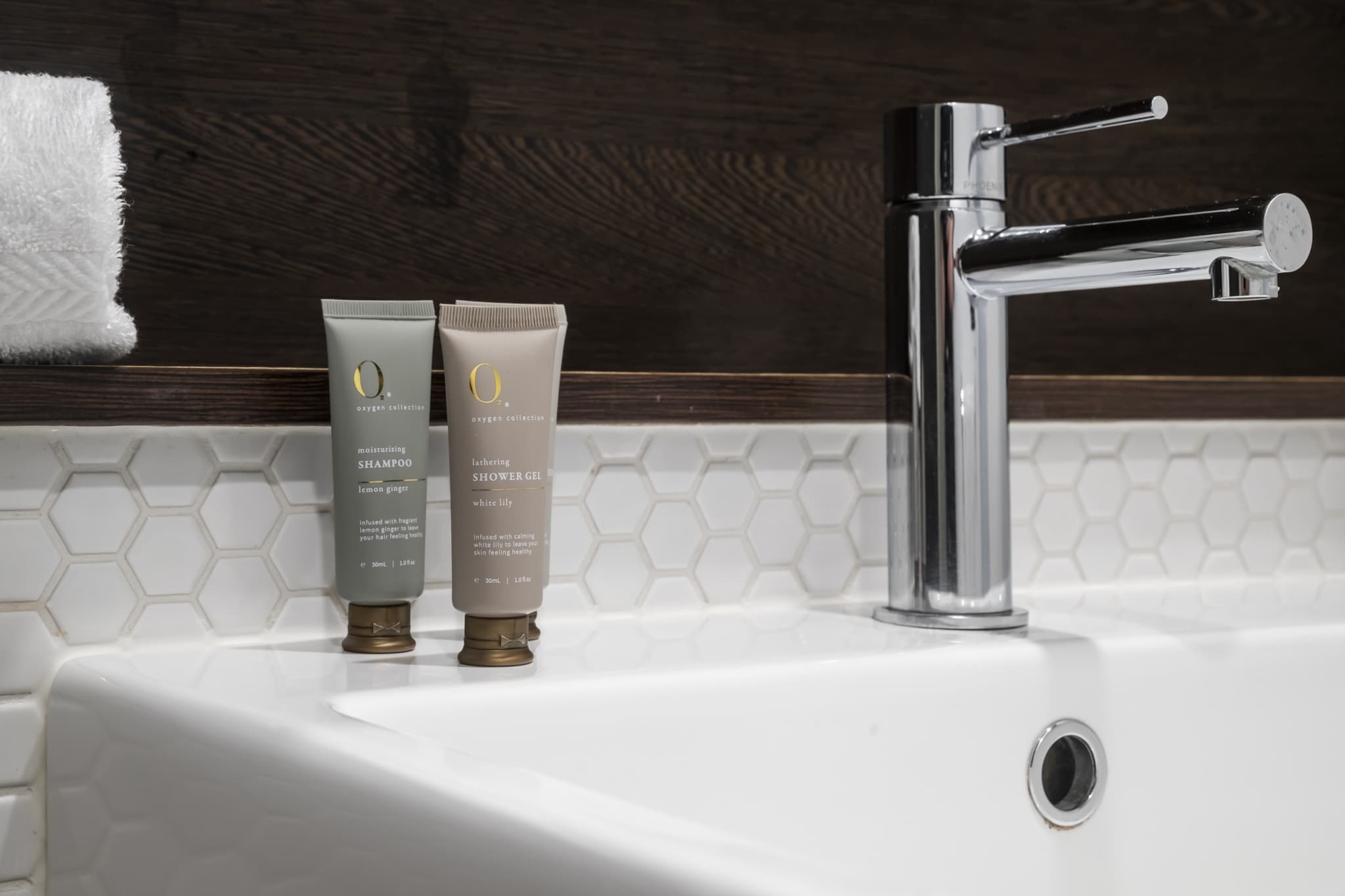 Bed Linen, Elevator, Hot Water, Internet Access DSL, Wardrobe, Kitchen(dining table, stove, electric kettle, toaster, coffee machine, oven, microwave, dishwasher, fridge, freezer), bedroom(Queen Bed), bedroom(Queen Bed), bathroom(hairdryer, Towels/Sheets (Incl.), shampoo, body soap), bathroom, First Aid, Play area, TV, tumble dryer, washing machine, balcony or terrace, heating, air conditioning, iron, Essentials, dishes and cutlery, Coffee, Conditioner, Long term stays allowed, Near Ocean, Room-darkening shades, Shower gel, Wine glasses