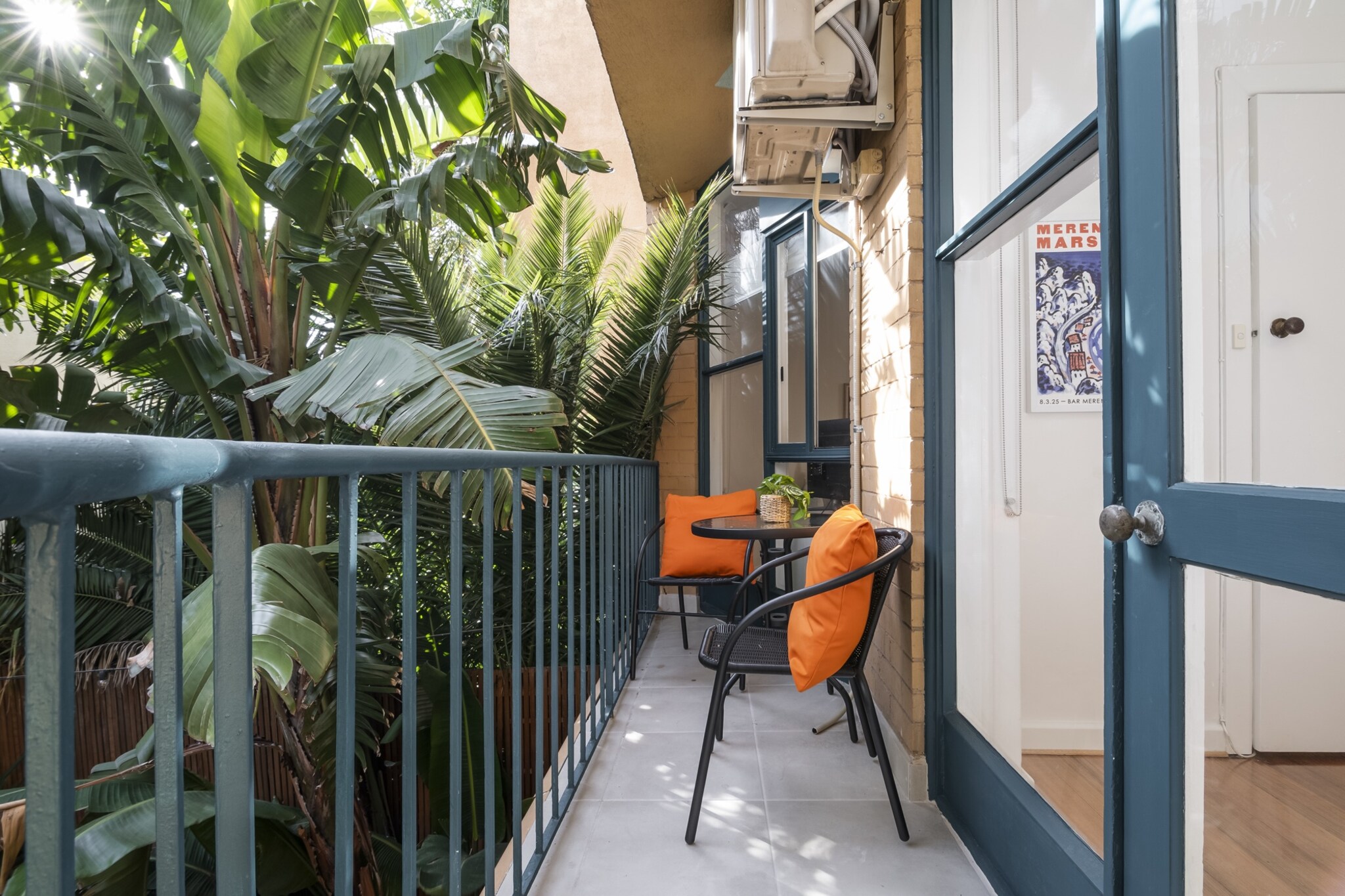 Hot Water, Internet Access DSL, Living room(TV, seating area), Kitchen(stove, electric kettle, toaster, coffee machine, oven, microwave, fridge, freezer, dishes and cutlery, Coffee), bedroom(Bed Linen, Wardrobe, Queen Bed), bathroom(shower, washbasin, toilet, hairdryer, shampoo, Essentials), First Aid, Beach, TV, dining table, tumble dryer, cot, balcony or terrace, heating, air conditioning, Dedicated workspace, Conditioner, Long term stays allowed, Near Ocean, Room-darkening shades, Shower gel, Town, Washer in common space, Wine glasses