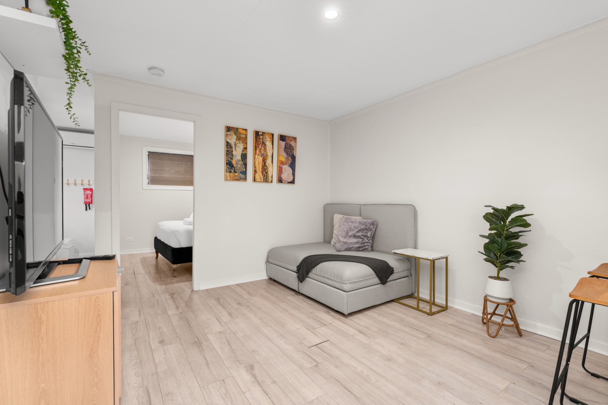 Bed Linen, Hot Water, Internet Access DSL, Wardrobe, Kitchen(dining table, stove, electric kettle, toaster, microwave, dishwasher, fridge, freezer, dishes and cutlery, Wine glasses), bedroom(double king size bed), bathroom, First Aid, Indoor play area, TV, dining table, stove, electric kettle, toaster, microwave, fridge, freezer, heating, air conditioning, iron, Towels/Sheets (Incl.), shampoo, body soap, Essentials, dishes and cutlery, Conditioner, Long term stays allowed, Room-darkening shades, Shower gel, Wine glasses