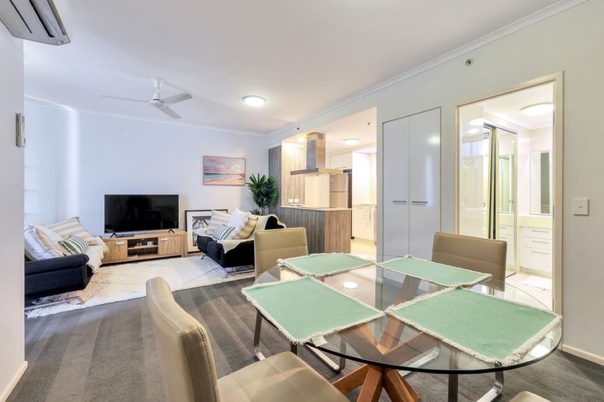 Elevator, Fan, Hot Water, Internet Access DSL, Living room(TV, seating area), Kitchen(dining table, stove, electric kettle, toaster, coffee machine, oven, microwave, dishwasher, fridge, freezer, dishes and cutlery, Coffee), bedroom(Bed Linen, Wardrobe, double king size bed), bathroom(shower, washbasin, toilet, Towels/Sheets (Incl.), shampoo, body soap, Essentials), First Aid, Beach, tumble dryer, washing machine, balcony or terrace, heating, air conditioning, iron, Dedicated workspace, Long term stays allowed, Near Ocean, Room-darkening shades, Sea view, Wine glasses