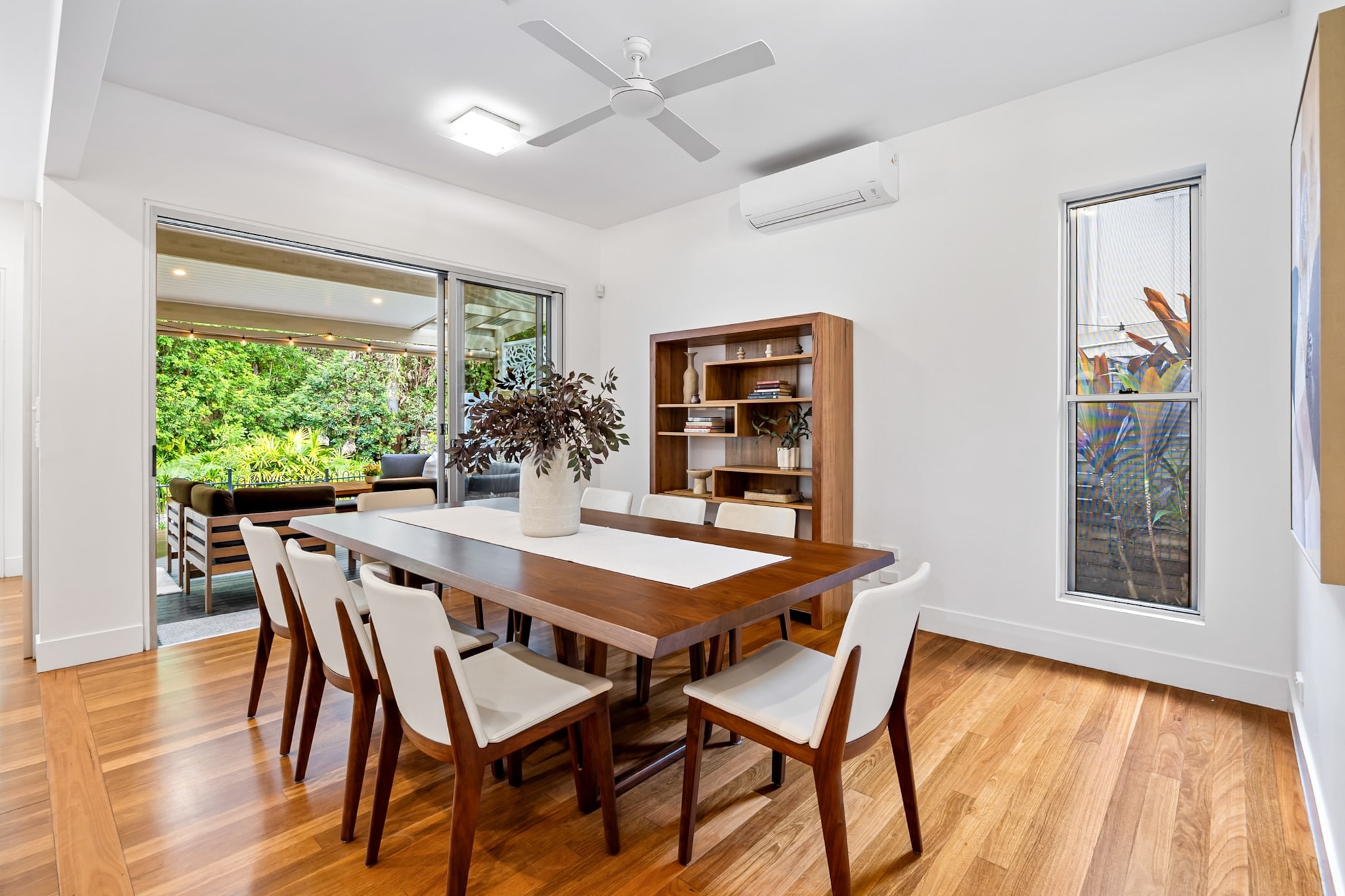 Fan, Hot Water, Internet Access DSL, Wardrobe, Kitchen(dining table, stove, electric kettle, toaster, coffee machine, oven, microwave, dishwasher, fridge, freezer, dishes and cutlery, Coffee, Wine glasses), bedroom(Bed Linen, double king size bed, Room-darkening shades), bedroom(Queen Bed), bedroom(Queen Bed), bathroom(bath tub, hairdryer, Towels/Sheets (Incl.), shampoo, body soap, Conditioner, Shower gel), bathroom(bath tub, hairdryer, Towels/Sheets (Incl.), shampoo, body soap), bathroom(bath tub, hairdryer, Towels/Sheets (Incl.), shampoo, body soap), First Aid, Beach, Play area, TV, tumble dryer, washing machine, balcony or terrace, heating, air conditioning, iron, Essentials, Long term stays allowed, Near Ocean