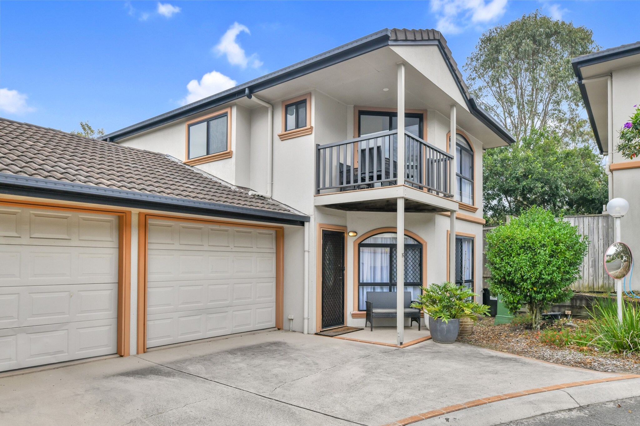 Homely 3-Bed Townhouse with Pool & Gym Access