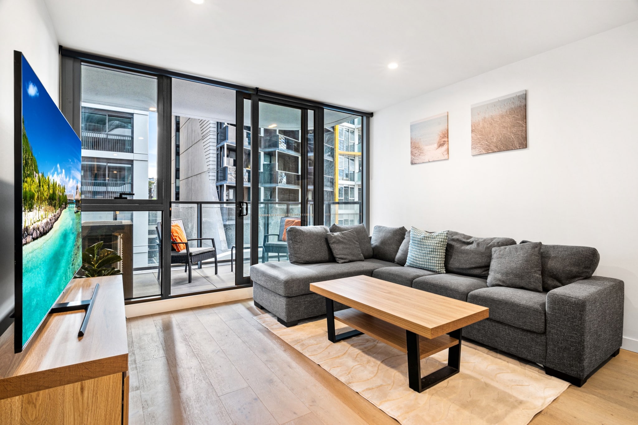 Bright 2-Bed Flat with Cityside Charm