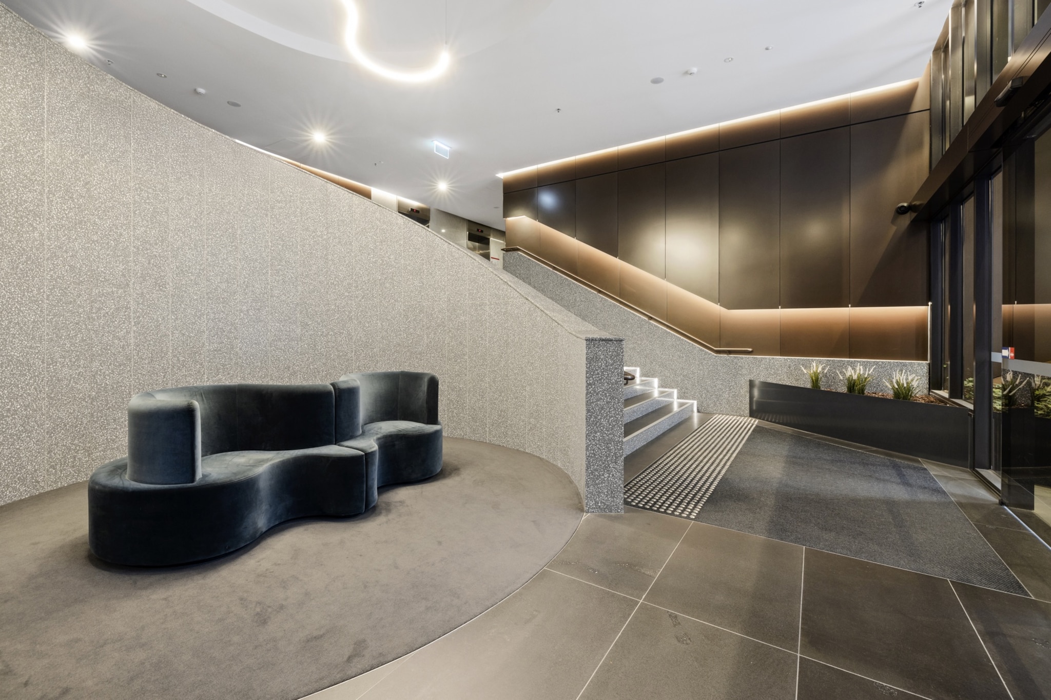 Bright 2-Bed Flat with Cityside Charm