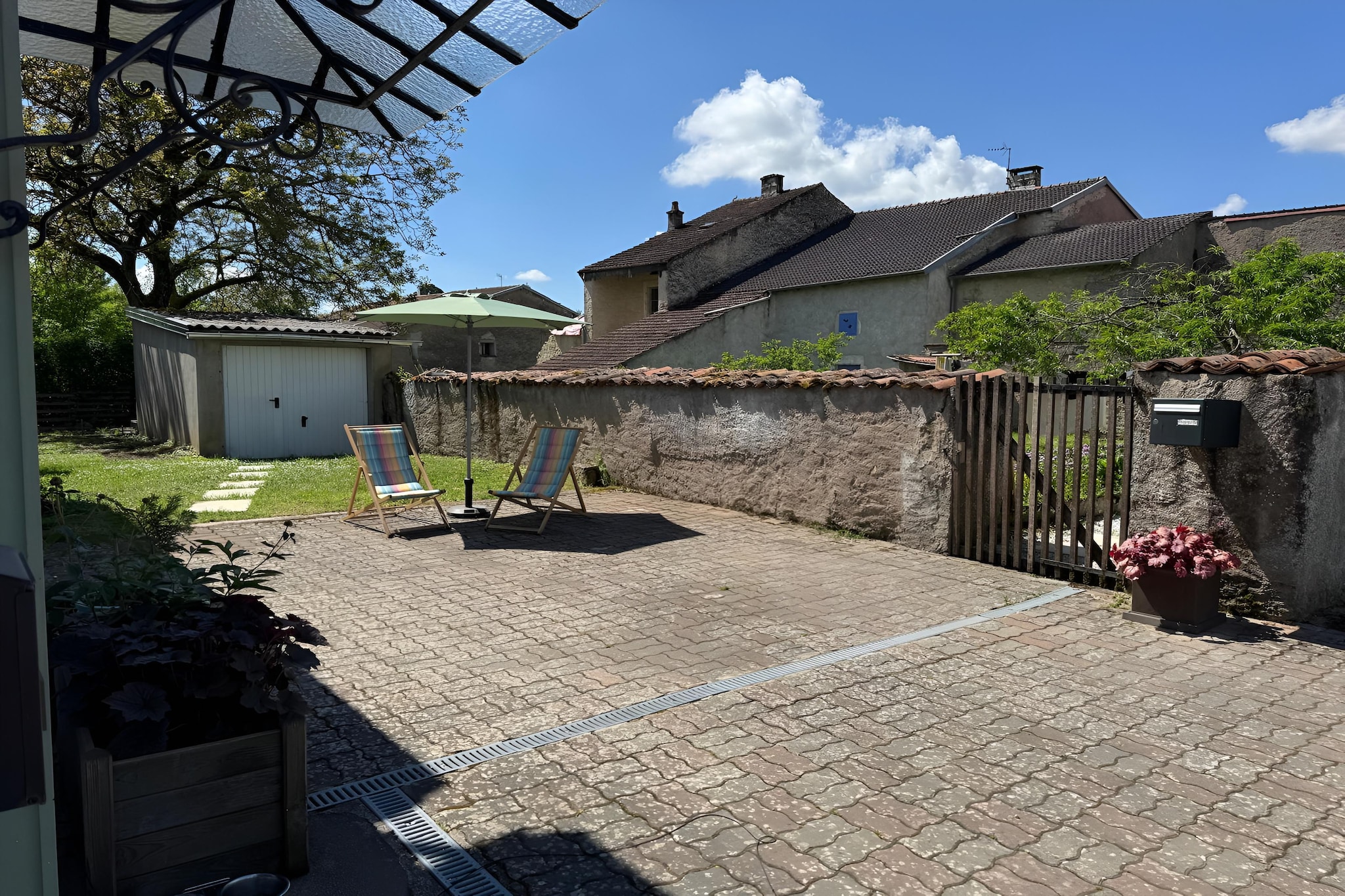 Maison de charme - Jardins en été