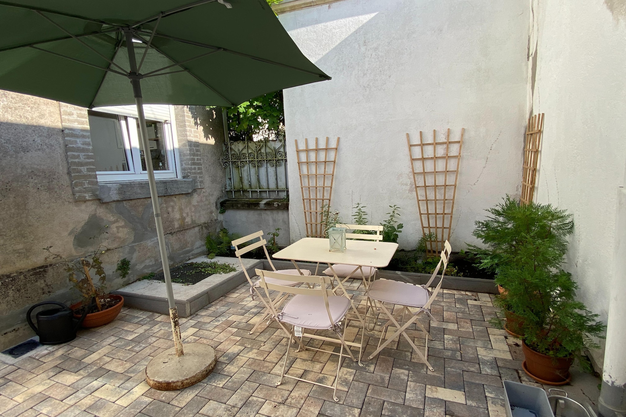 Appartement avec la petite cour-Gardens in summer