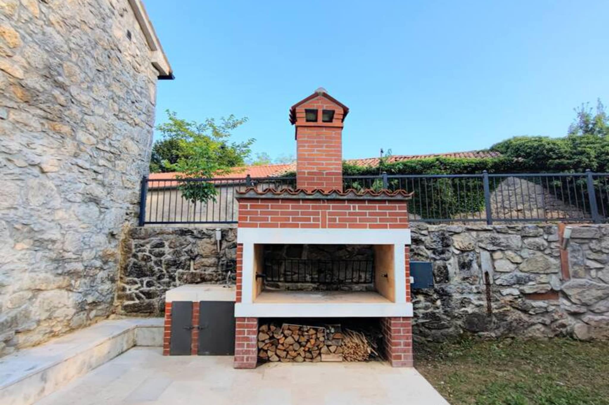 Villa Galant Brgudac - Private Oasis with Pool-Facilities