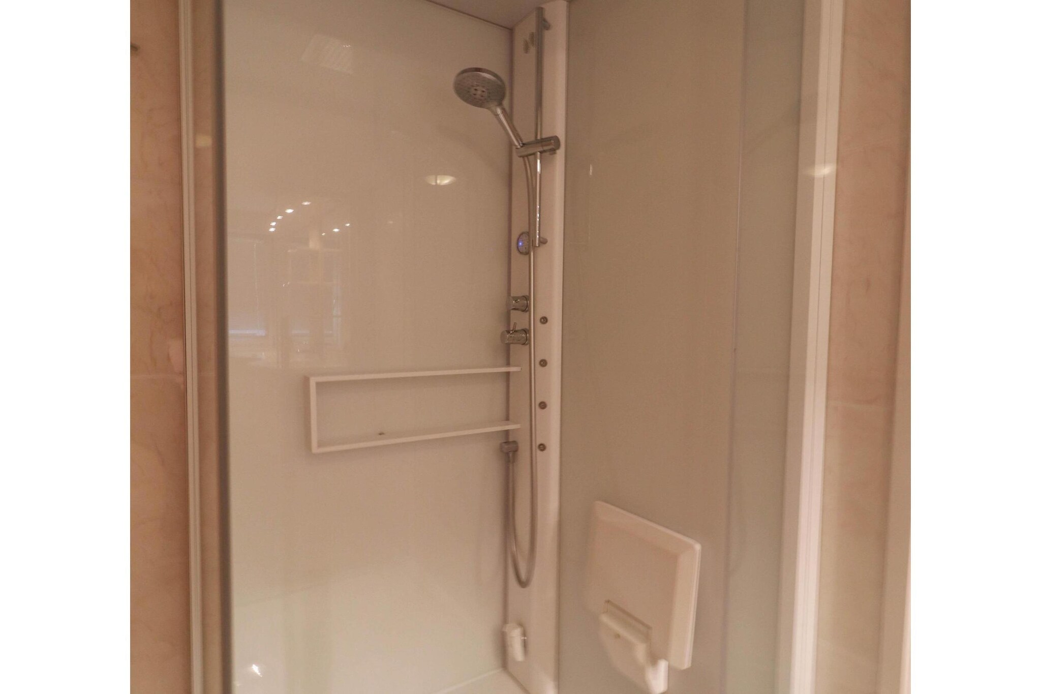 Dune Villa with Wellness Hot Tub, Sauna & Whirlpool – 6 persons - Badkamer