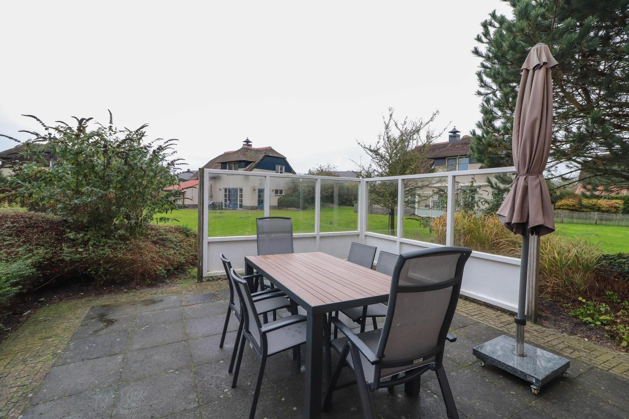 Dune Villa with Wellness Hot Tub, Sauna & Whirlpool – 6 persons - Terrasbalkon