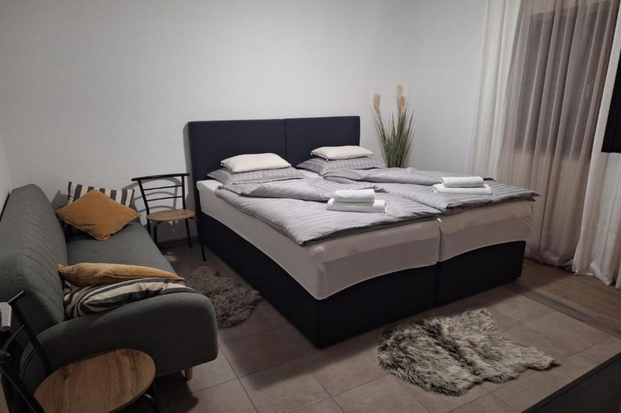Apartment and Room Mare Vrlika - Two Bedroom Apartment  with Balcony-Slaapkamer