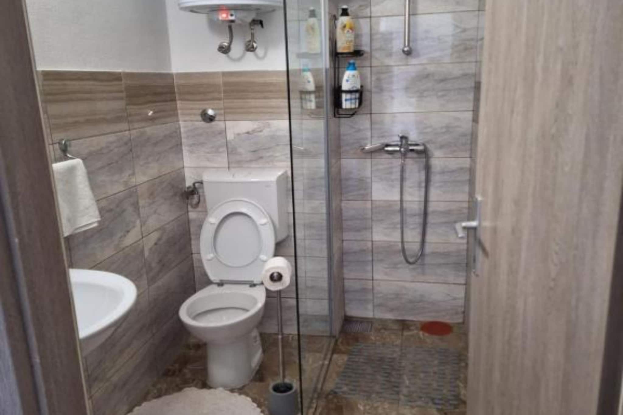 Apartment and Room Mare Vrlika - Two Bedroom Apartment  with Balcony-Badkamer