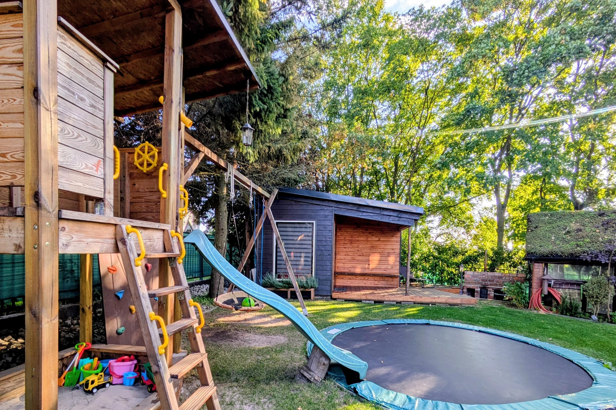 Apartament 4-osobowy na Portowej Kołobrzeg-Gardens in summer