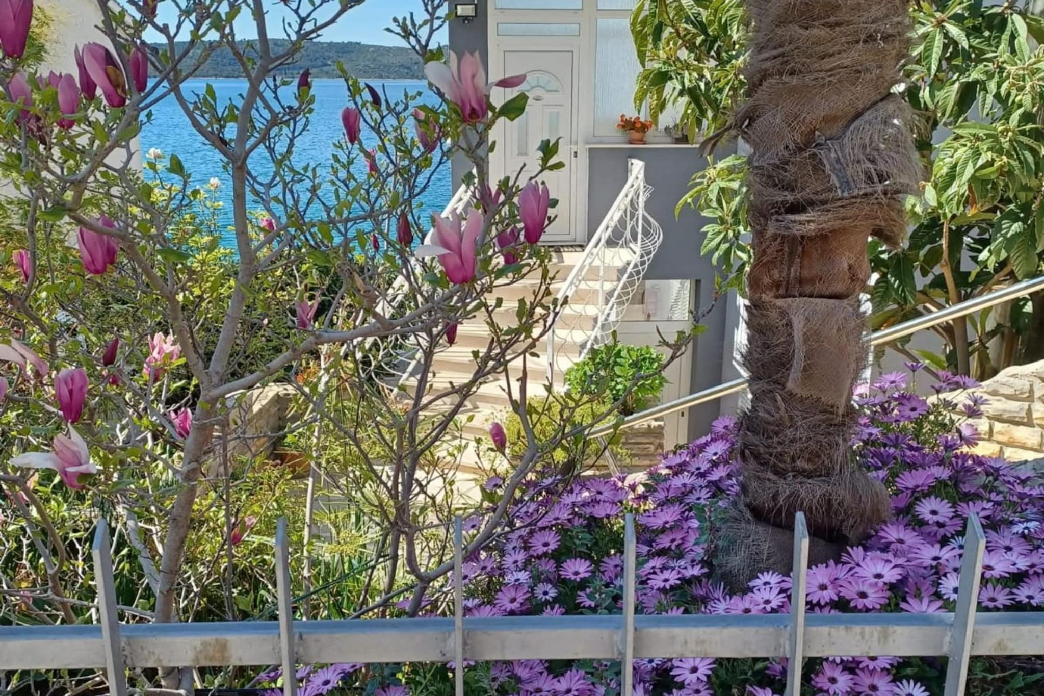 Two-bedroom Apartment With Sea View A1-Jardins en été
