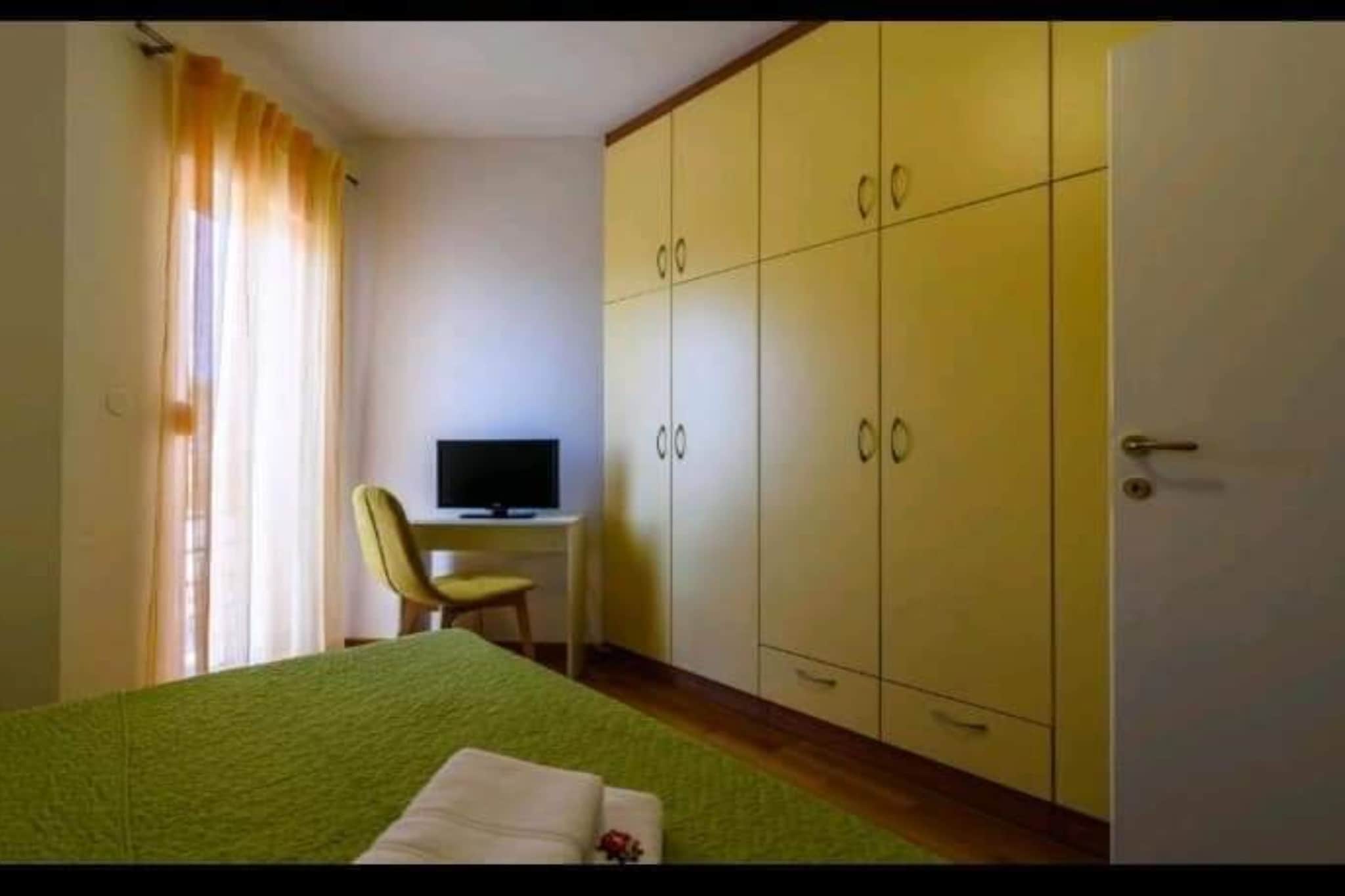 Apartment Antonia Trogir - Two-Bedroom Apartment With Sea View-Slaapkamer
