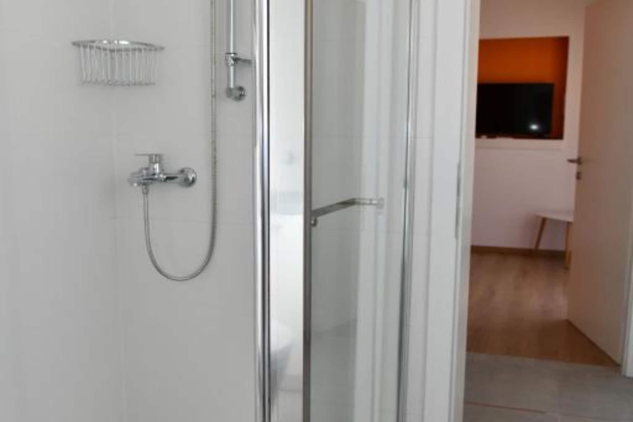 One Bedroom Apartment with Terrace and Garden View-Badkamer