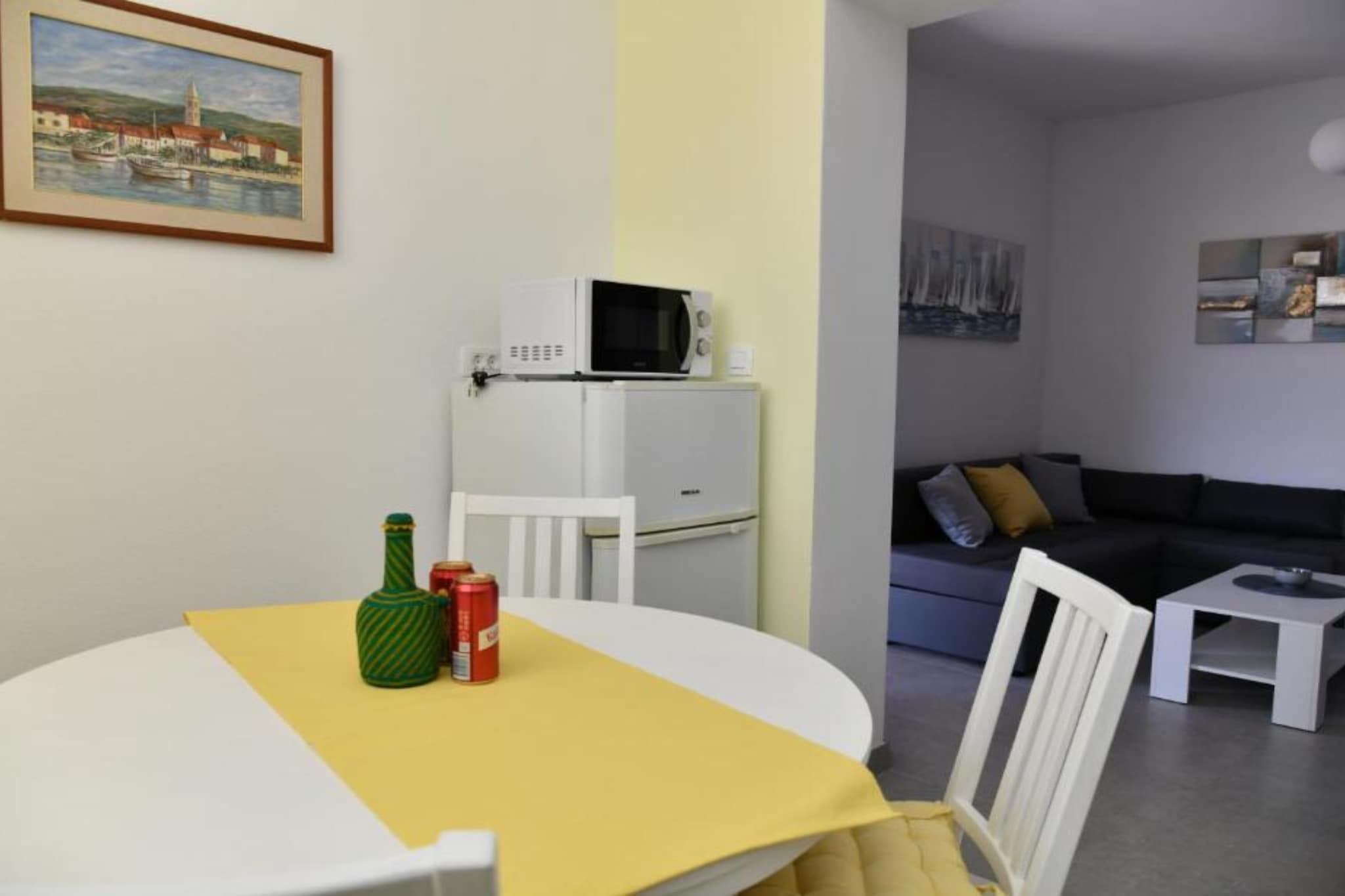 Two Bedroom Apartment with Balcony &  Garden View-Eetkamer