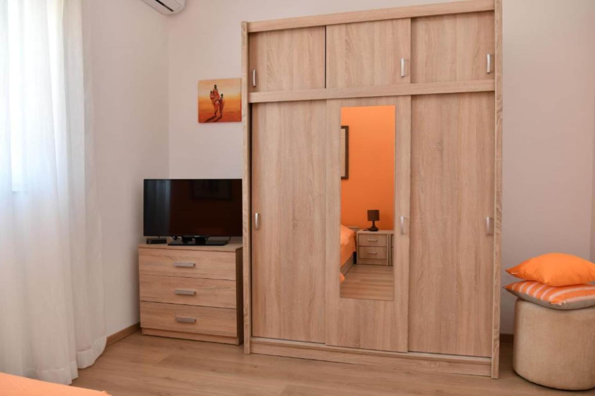 Two Bedroom Apartment with Balcony &  Garden View-Slaapkamer