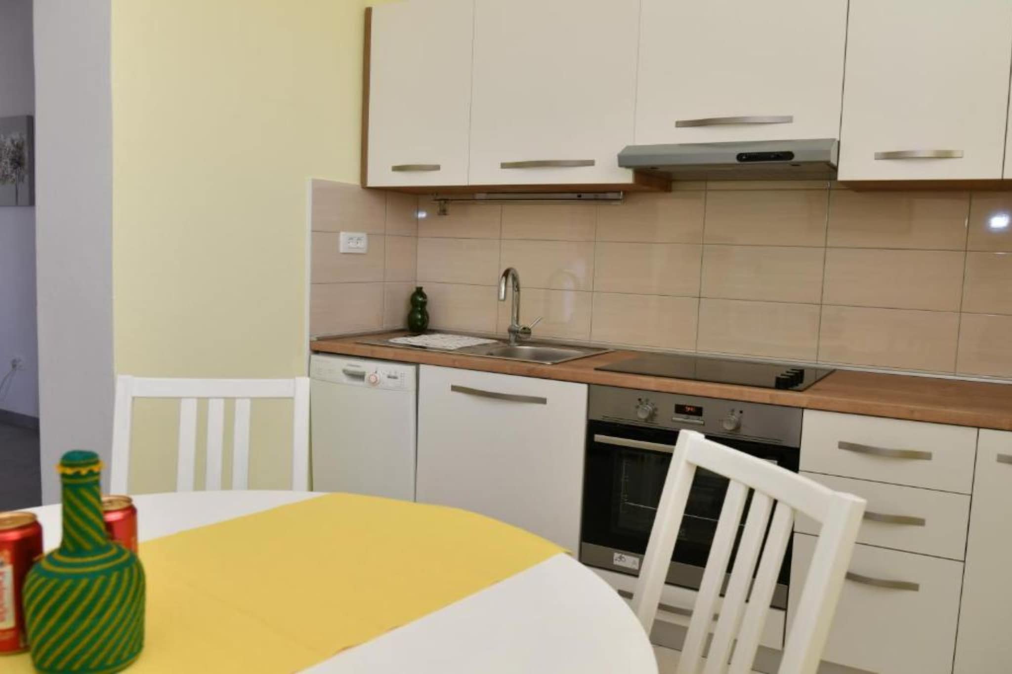 Two Bedroom Apartment with Balcony &  Garden View-Keuken