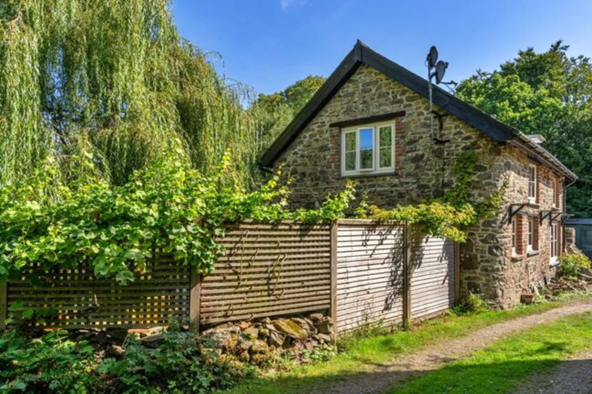 Marsh Cottage - Exterior in summer