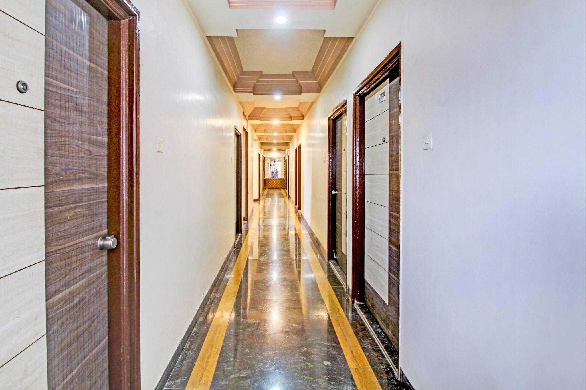 Ground floor: (bedroom(double bed, TV, seating area, air conditioning, Towels incl., telephone), bathroom(bathtub or shower, shower, washbasin, toilet, shampoo, body soap, hot water), lift)