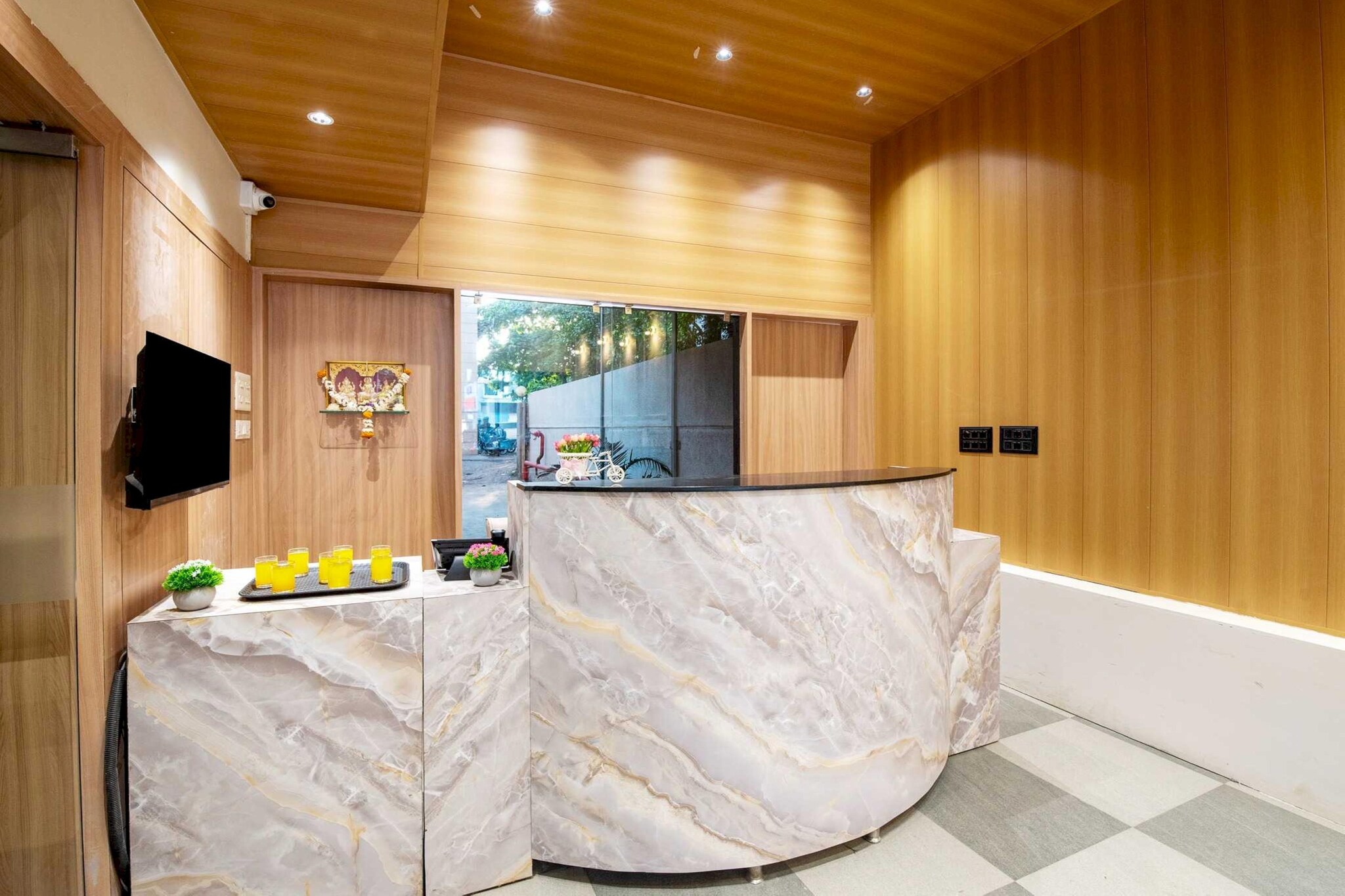 Ground floor: (bedroom(double bed, TV, seating area, air conditioning, Towels incl., telephone), bathroom(bathtub or shower, shower, washbasin, toilet, shampoo, body soap, hot water), lift)