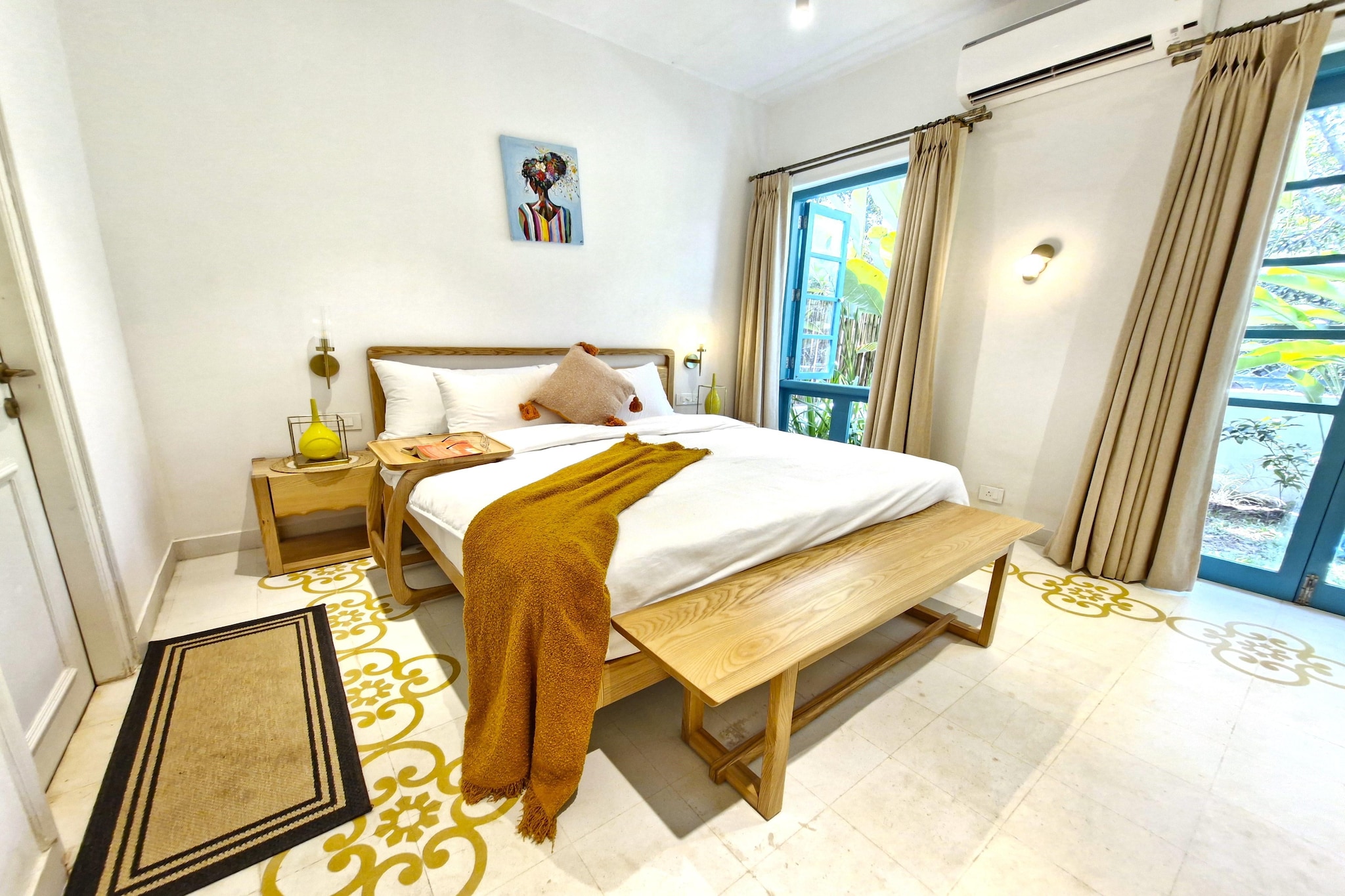 Ground floor: (Kitchen(coffee machine), bedroom(double bed, TV, seating area, air conditioning), bedroom(double bed, TV, seating area, air conditioning), bedroom(double bed, TV, seating area, air conditioning), bathroom(toilet, Towels incl.), bathroom(toilet, Towels incl.), bathroom(toilet, Towels incl.), bathroom, bathtub or shower, shower, toilet, telephone, shampoo, body soap, hot water)