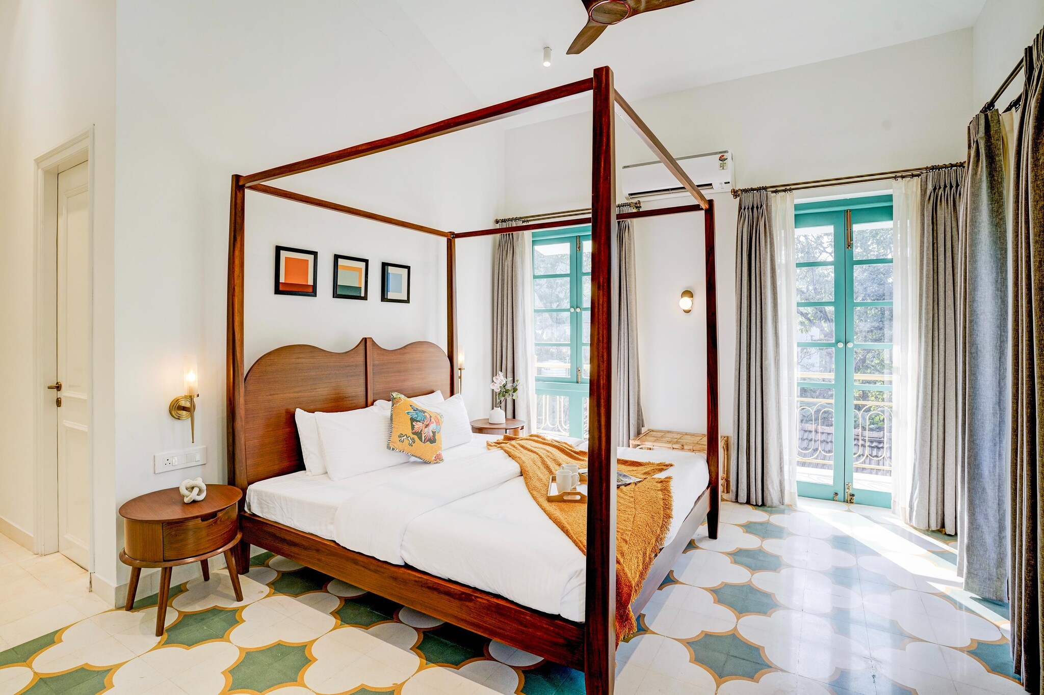 Ground floor: (Kitchen(electric kettle, toaster, coffee machine, microwave, fridge), bedroom(double bed, TV, seating area, air conditioning), bedroom(double bed, TV, seating area, air conditioning), bedroom(double bed, TV, seating area, air conditioning), bathroom(toilet, Towels incl.), bathroom(toilet, Towels incl.), bathroom, bathtub or shower, shower, toilet, balcony, lift, telephone, shampoo, body soap, hot water)