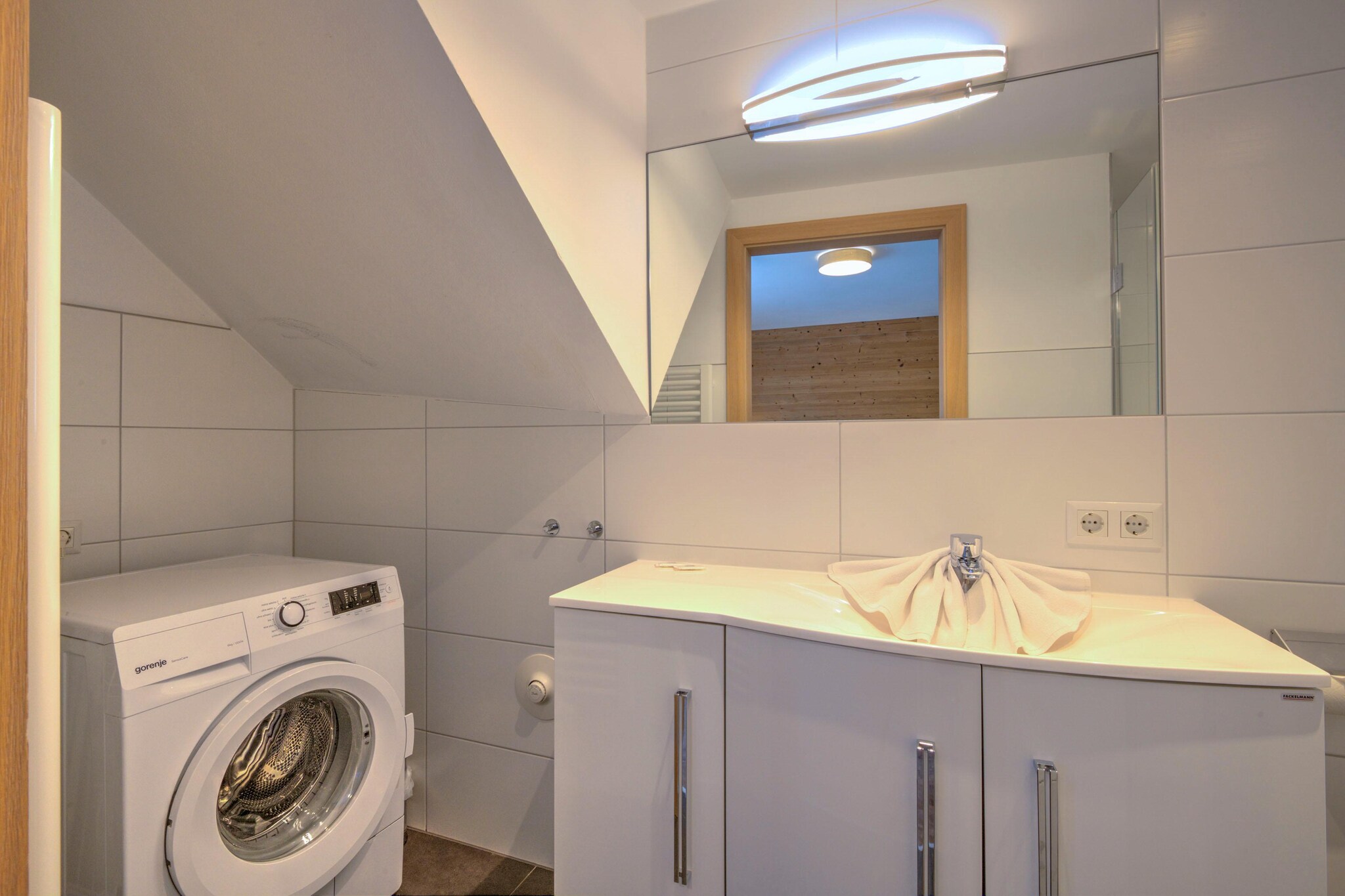 Brunner Apartment Top 6-Bathroom